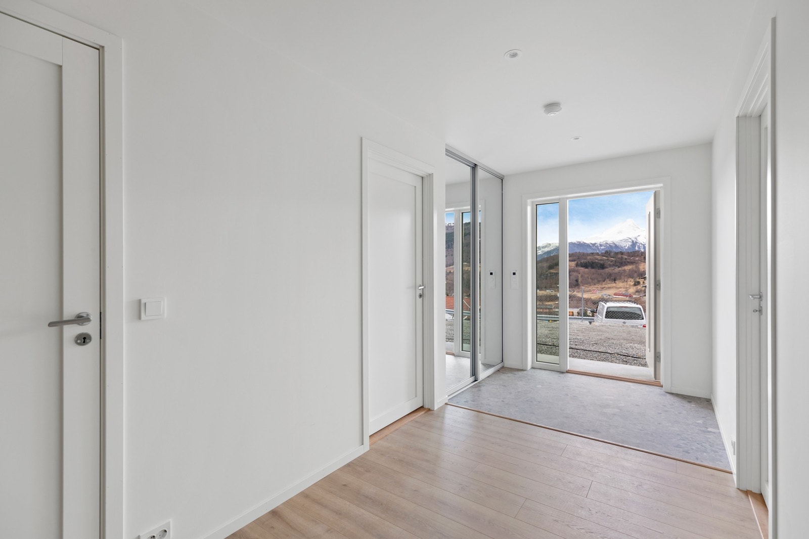 Entreèn har skyvedørsgarderobe og gulvvarme, og ligger i åpen løsning til hallen Galleribilde