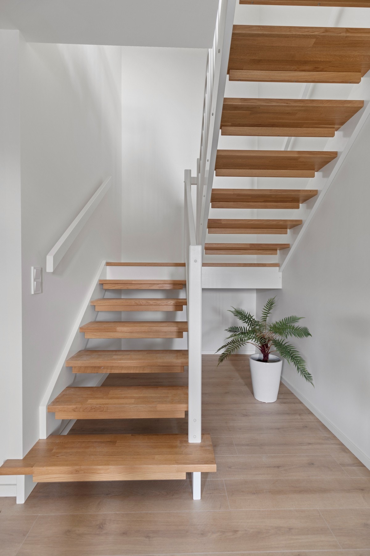 Montert repostrapp med eiketrinn - perfekt til å lage skyvedørsgarderobe under Galleribilde