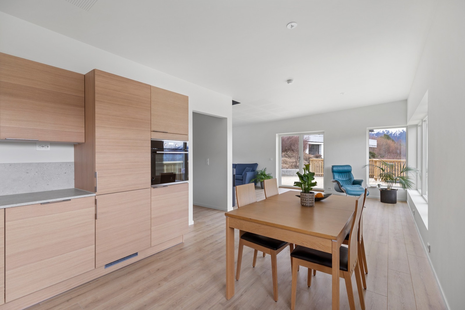 Rommet er beliggende i åpen løsning med stuen som i kombinasjon med flere, store vindusfelt og skrående himling gir en svært god romfølelse.
Soldempede vinduer Galleribilde