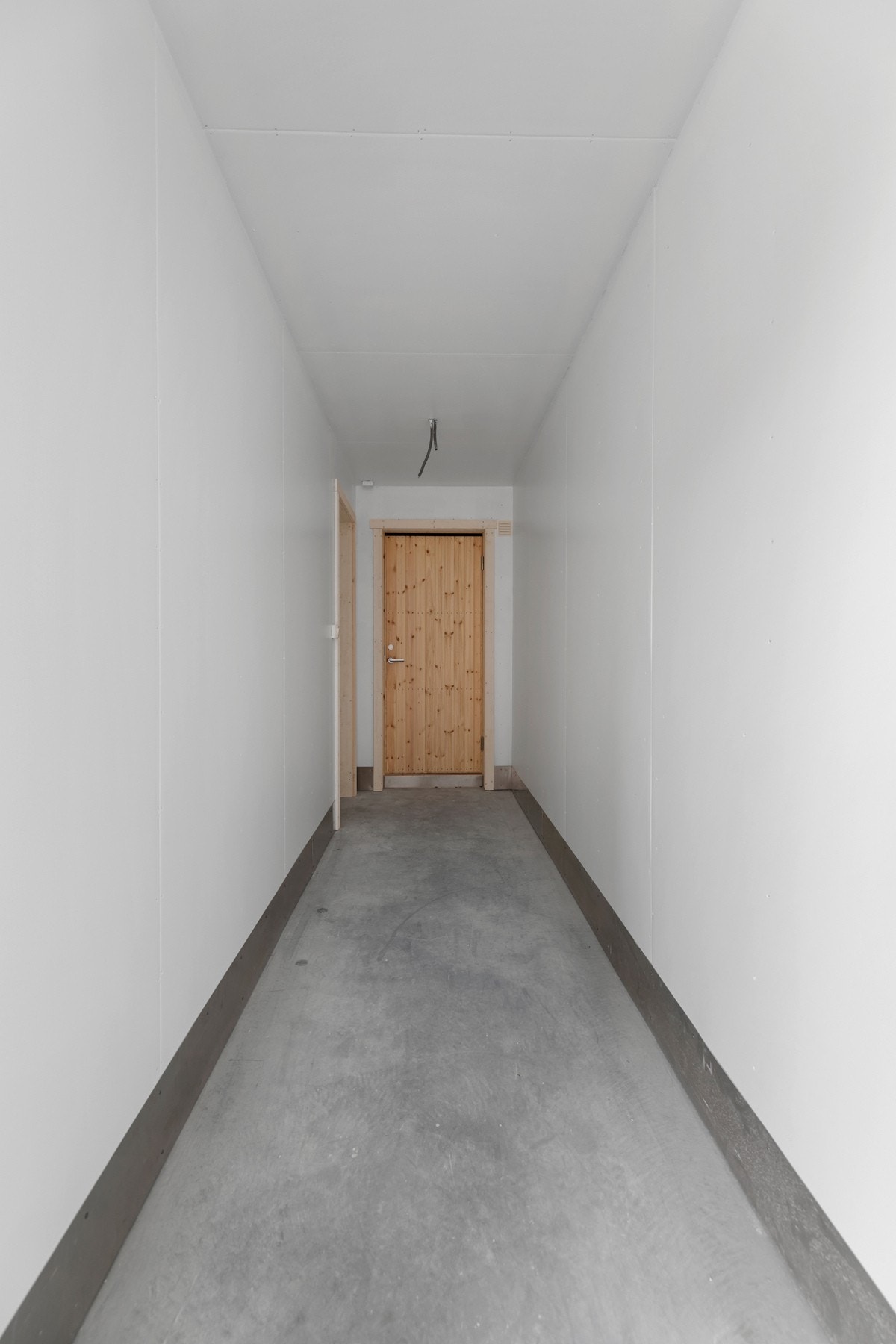 Fra garasjen er det også tilkomst til en utvendig bod, samt bi-inngang til vaskerommet Galleribilde