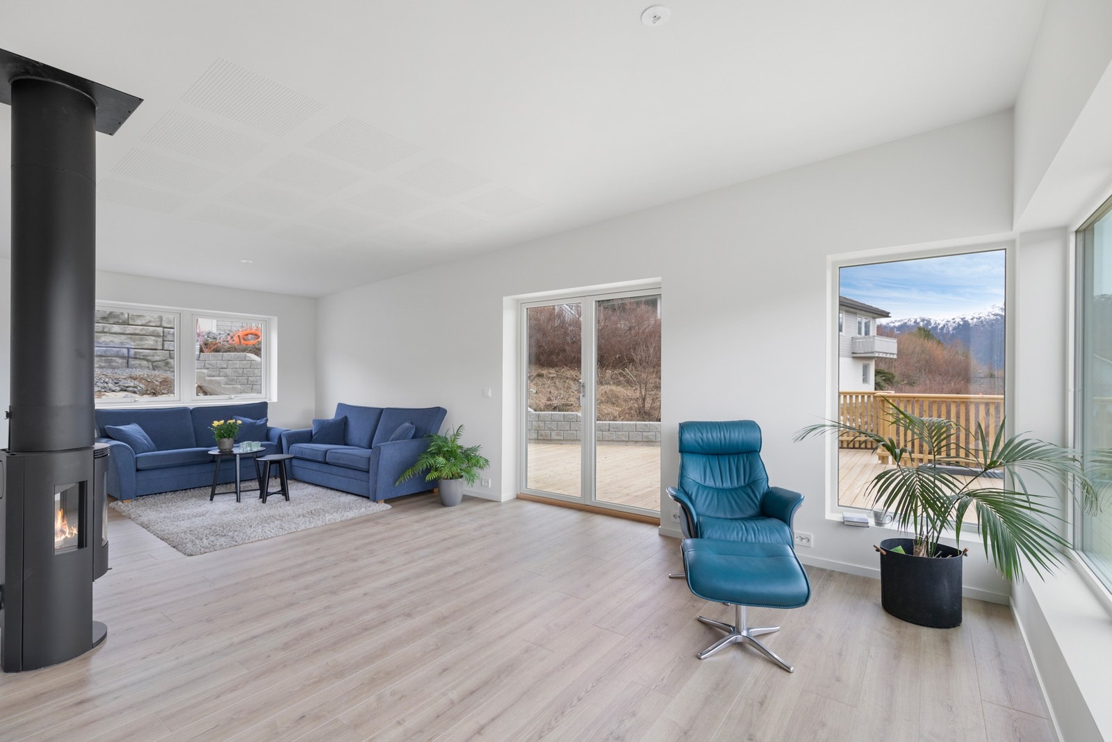 Stuen har god plass til både sofakrok og spisegruppe, hvor den fantastiske utsikten kan nytes Galleribilde