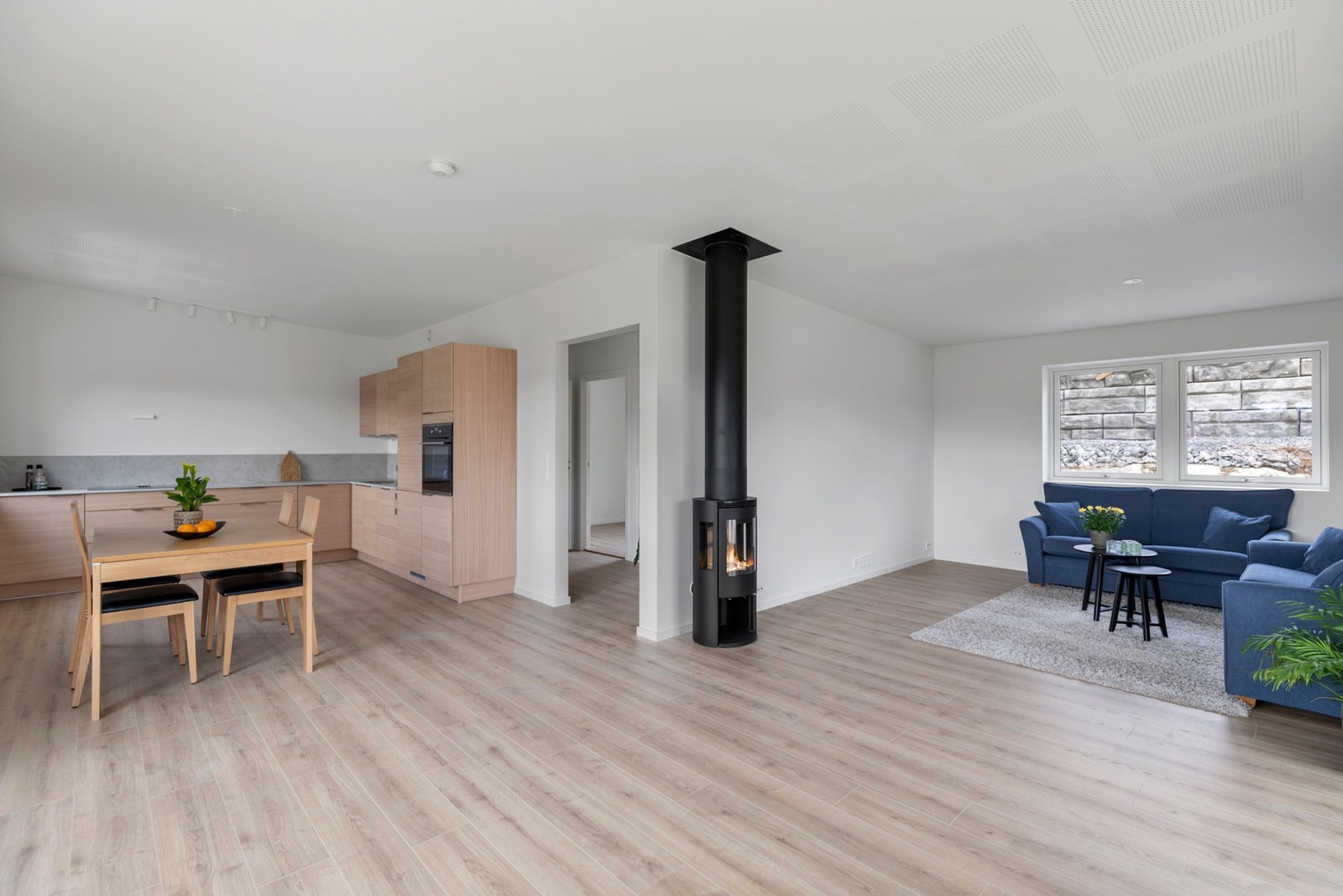 På stue-delen er det montert vedovn med stålpipe, og innsparklede akustikkplater i himlingen Galleribilde