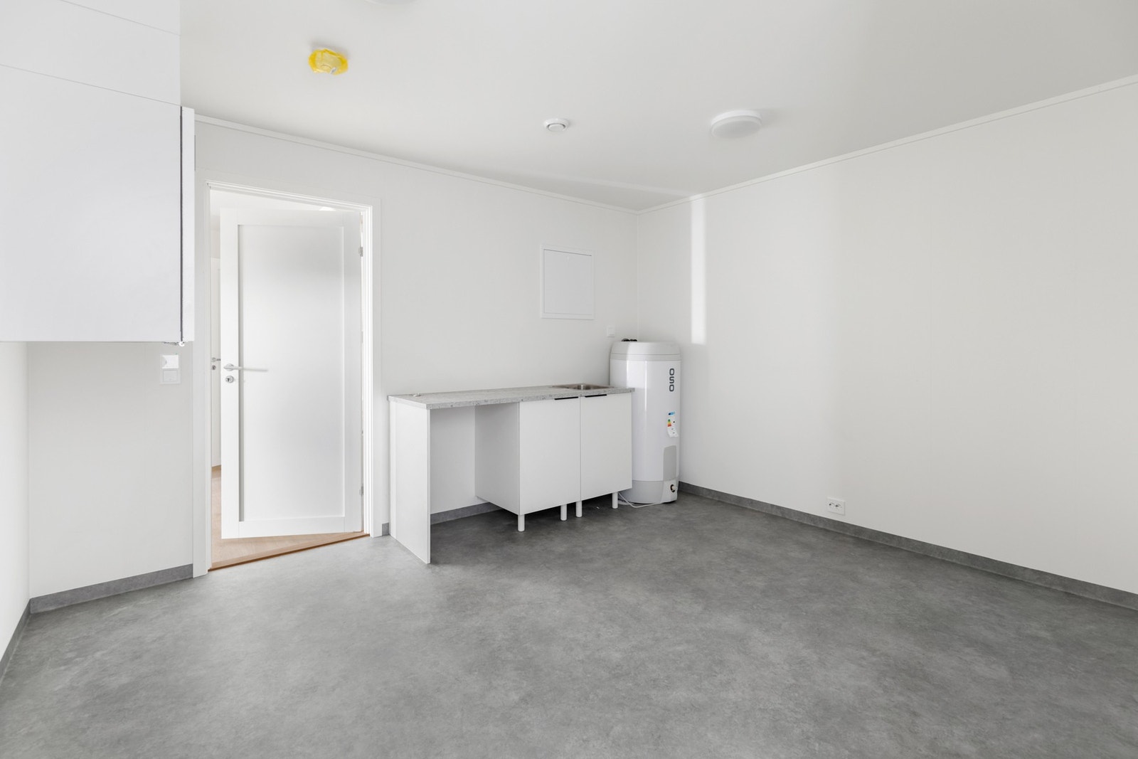 I 1.etasje er det også et romslig, separat vaskerom med vvbereder, ventilasjonsskap, rørskap, vvbereder, vaskeromsinnredning med stålservant og opplegg for vaskemaskin Galleribilde