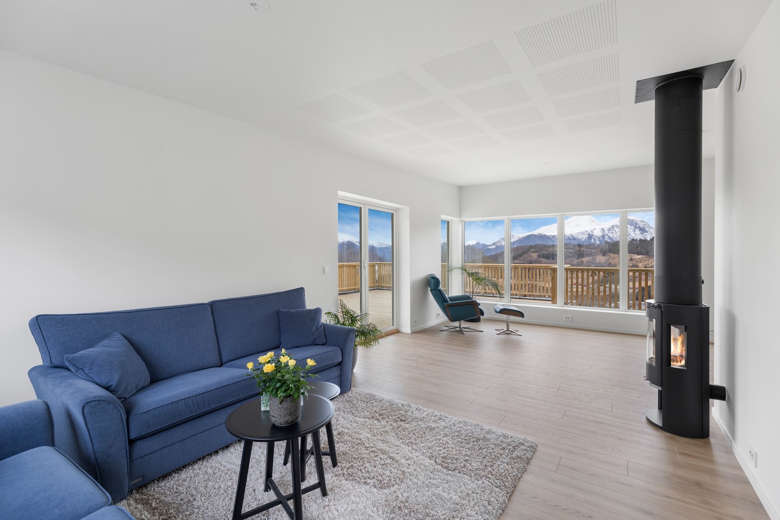 Rommet har også utgang til en svært romslig veranda Galleribilde