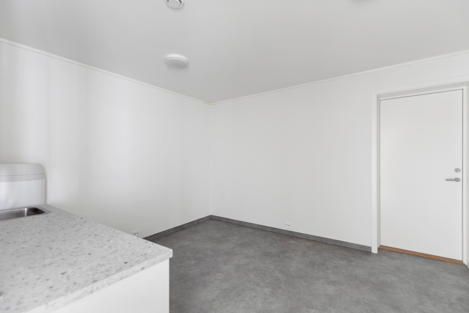 Rommet har også en praktisk bi-inngang fra garasjen Galleribilde