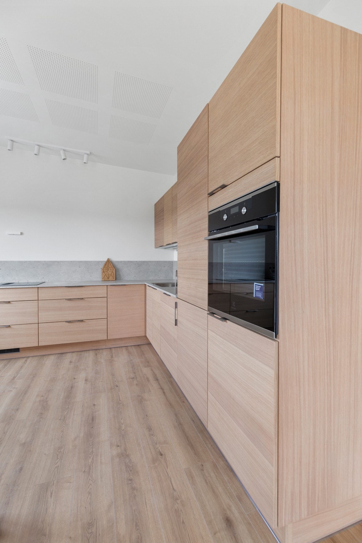 Samt integrert komfyr, og fullintegrert oppvaskmaskin, kjøleskap og fryseskap Galleribilde