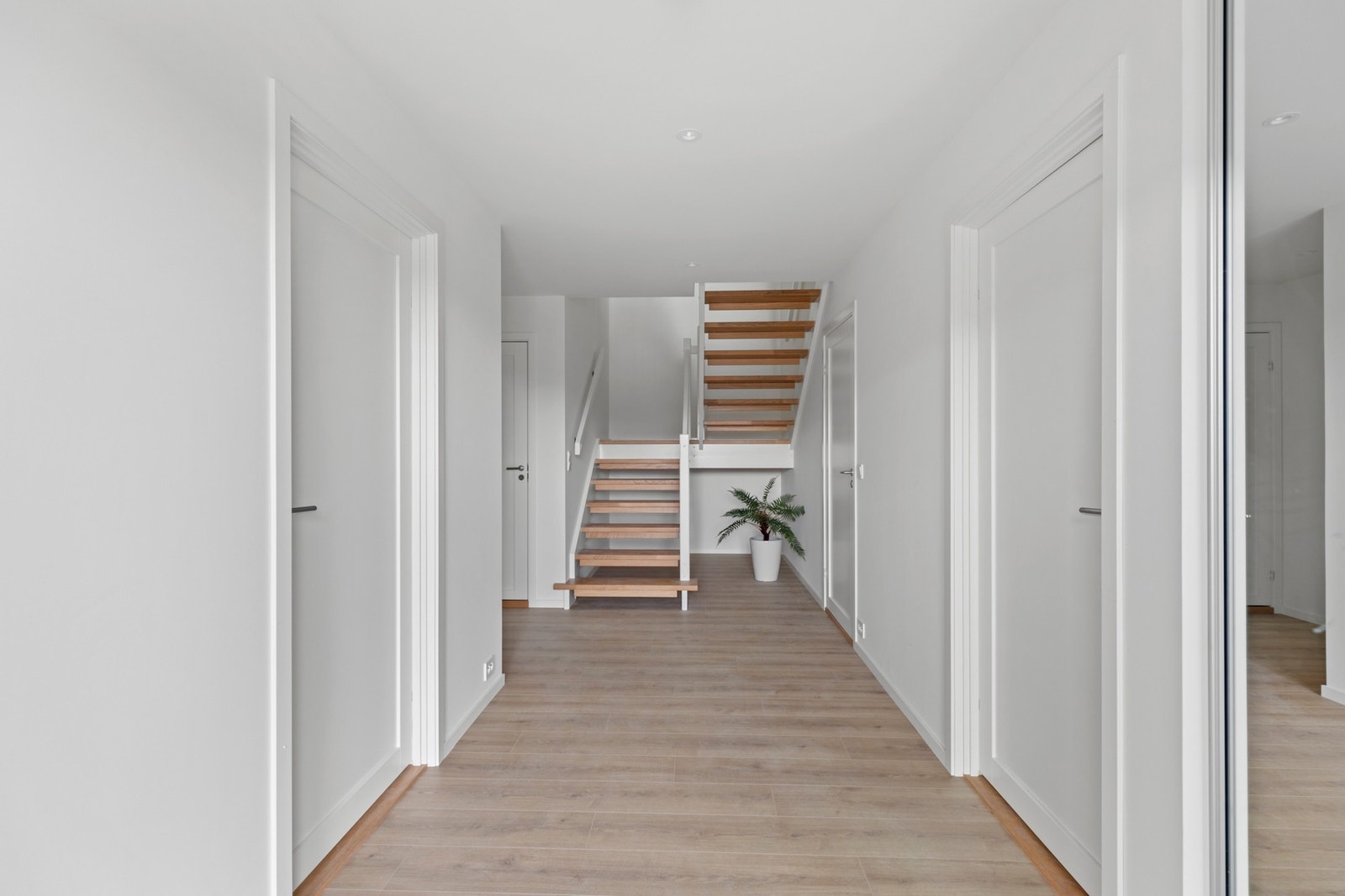 Boligen har moderne og tidløs standard med gode materialvalg og i hovedsak listefri overgang mellom vegg og himling Galleribilde