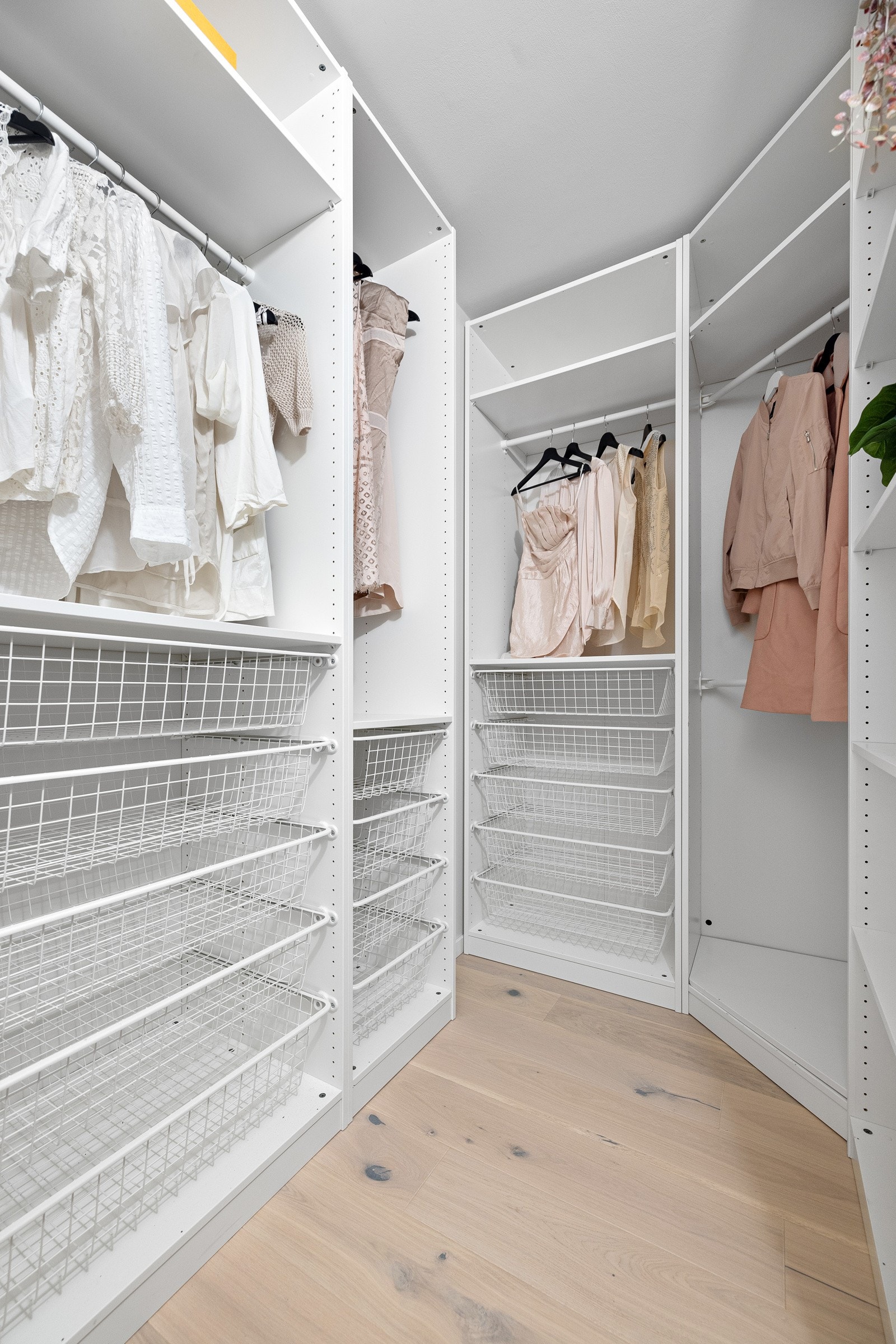 Walk-in closet har smarte, tilpassede oppbevaringsløsninger. Galleribilde
