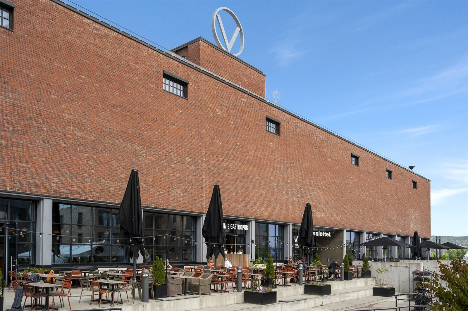 På Oslos tak ligger bydelen Hasle, og på Hasle ligger Vinslottet med dagligvarebutikk, noen butikker, frisør og legesenter m.m. Galleribilde