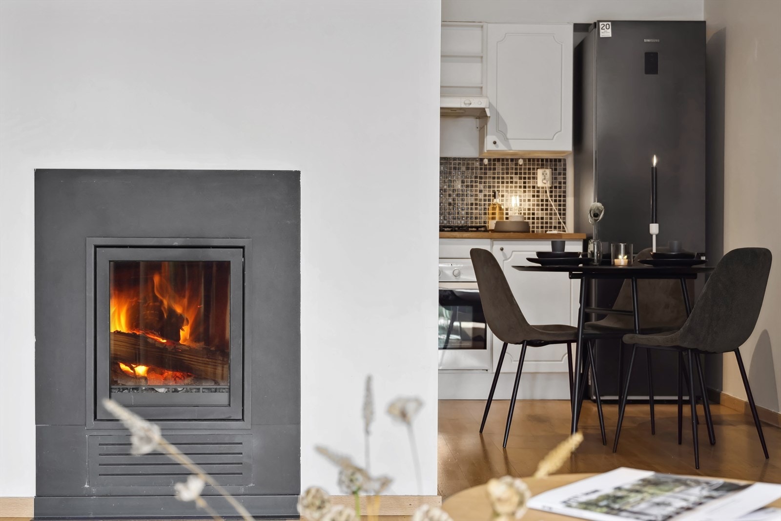 Gasspeis i stue gir både varme og hygge i leiligheten Galleribilde