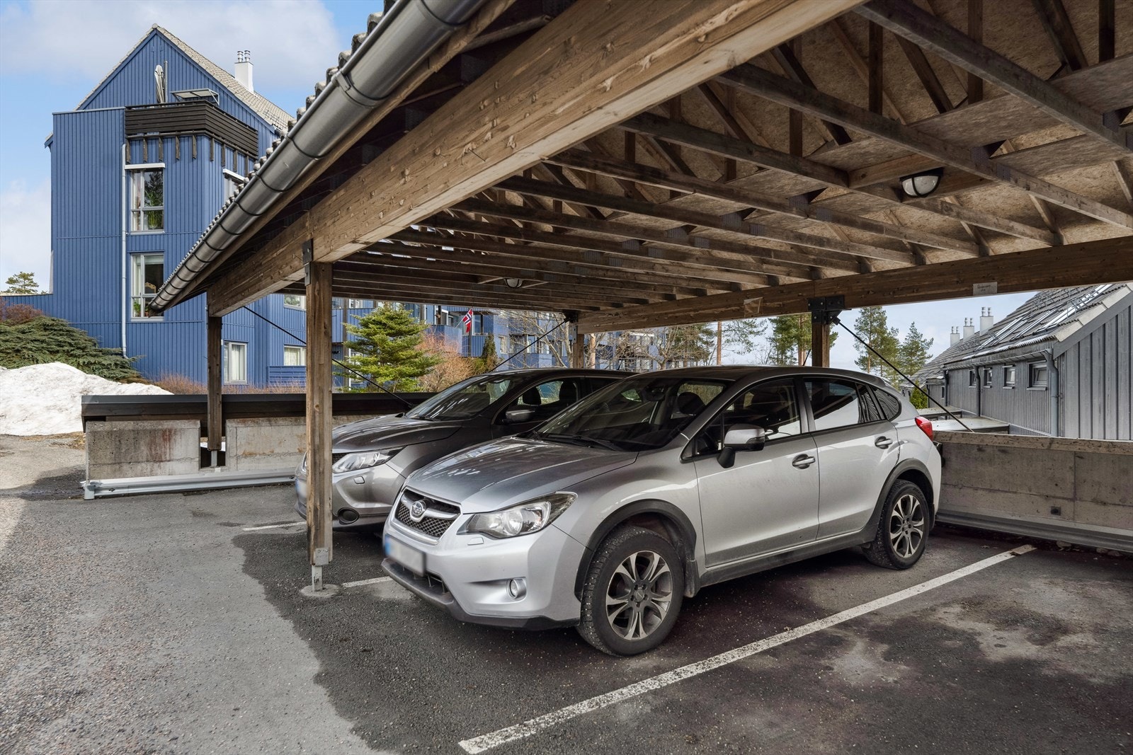 Carport for en bil med elbil-lader Galleribilde