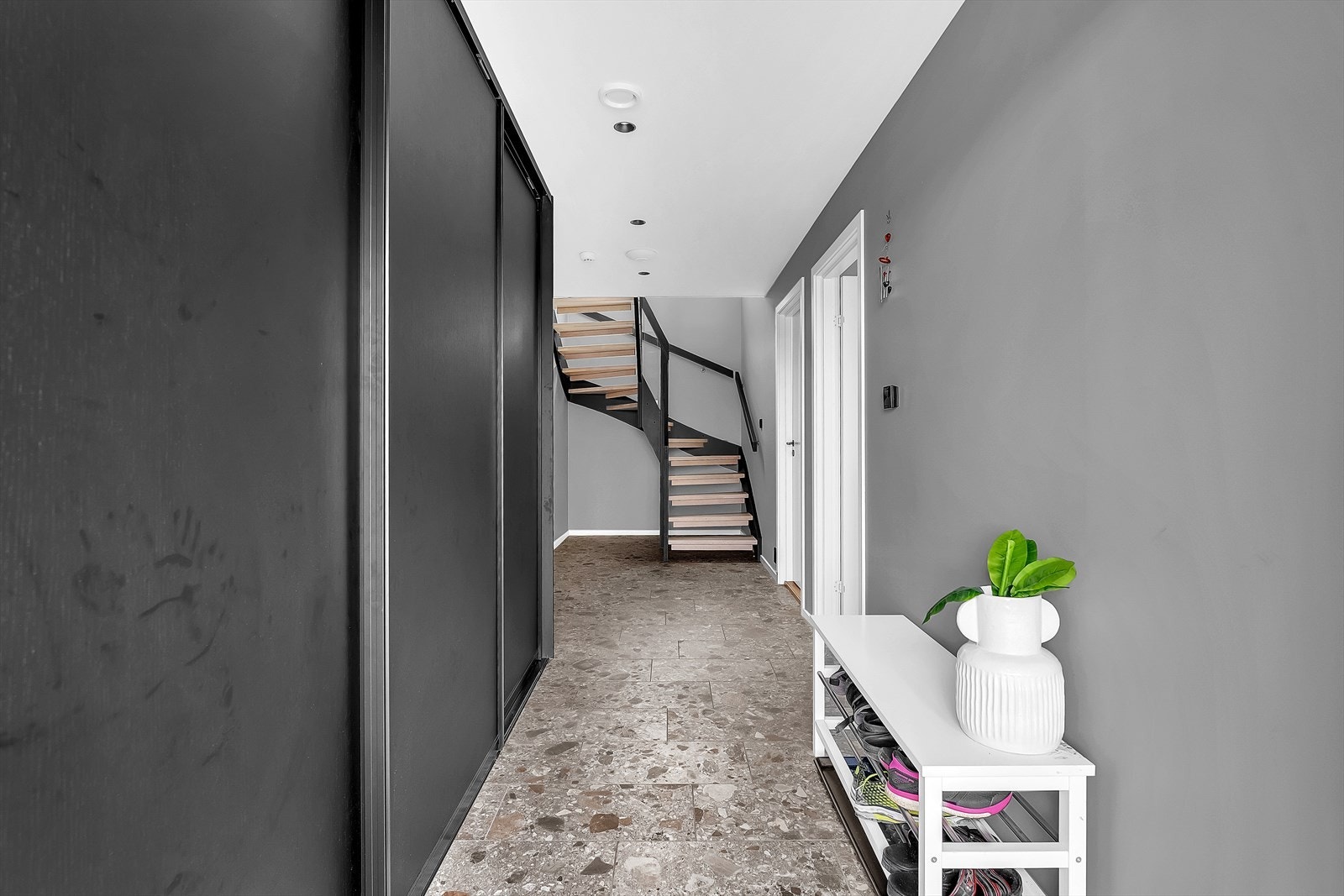 Gang og adkomst med garderobeskap Galleribilde