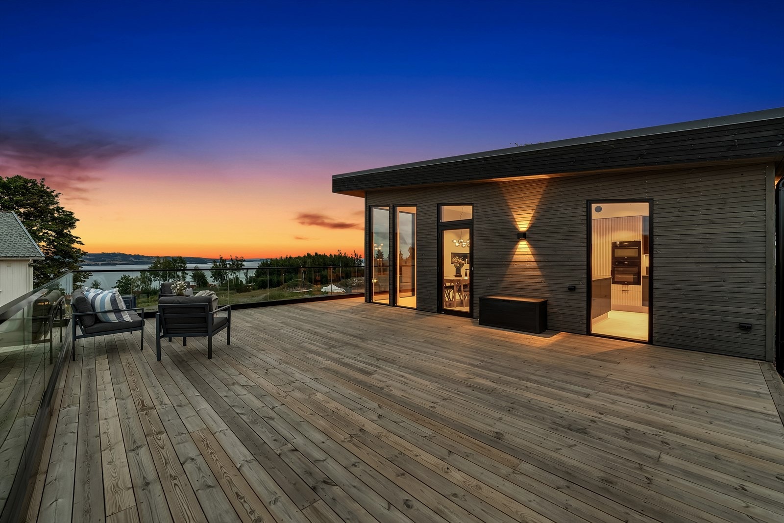 Idyllisk beliggende med terrasse på 67 m² med nydelig mjøsutsikt Galleribilde