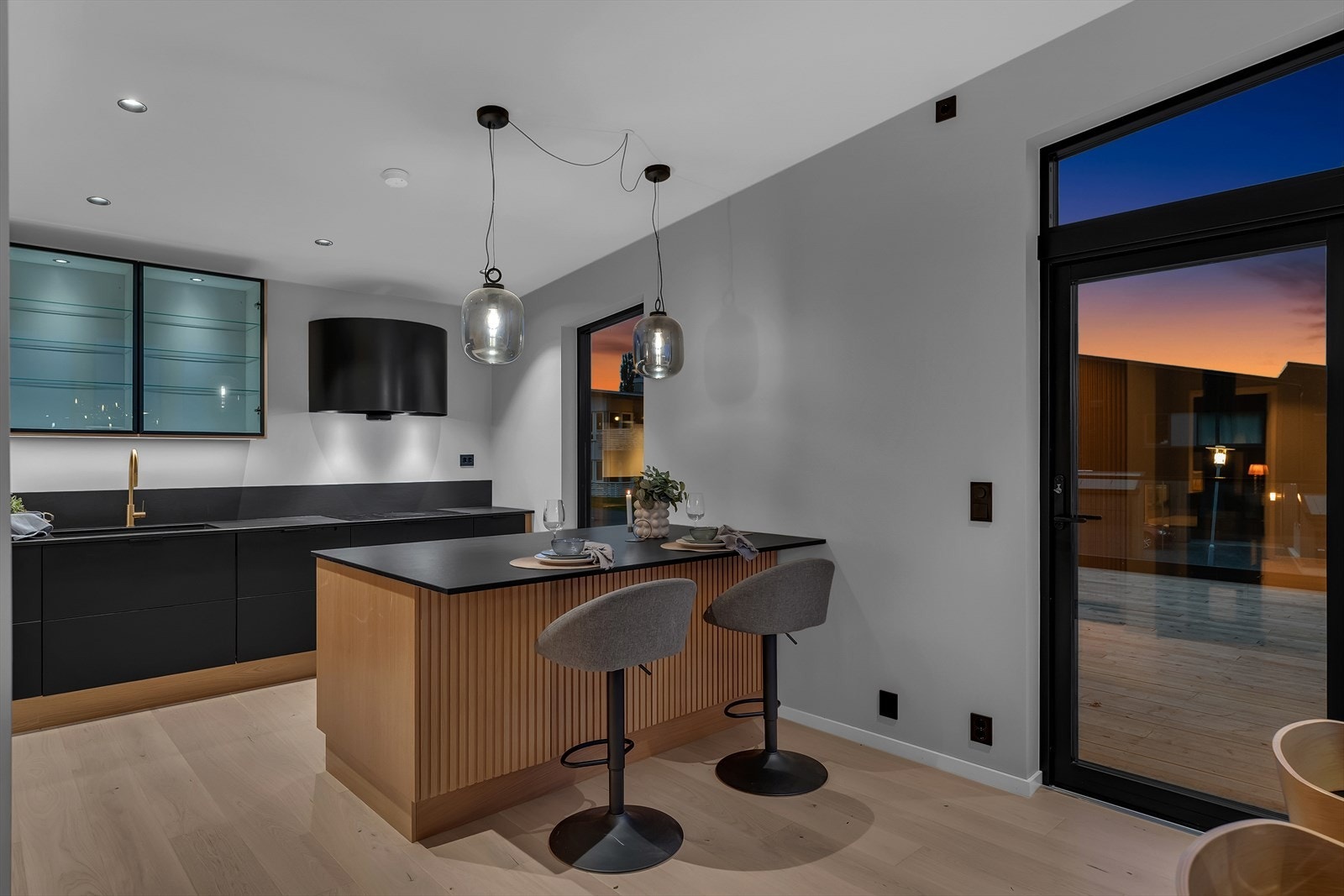 Benkeplate i stein/kompositt Galleribilde