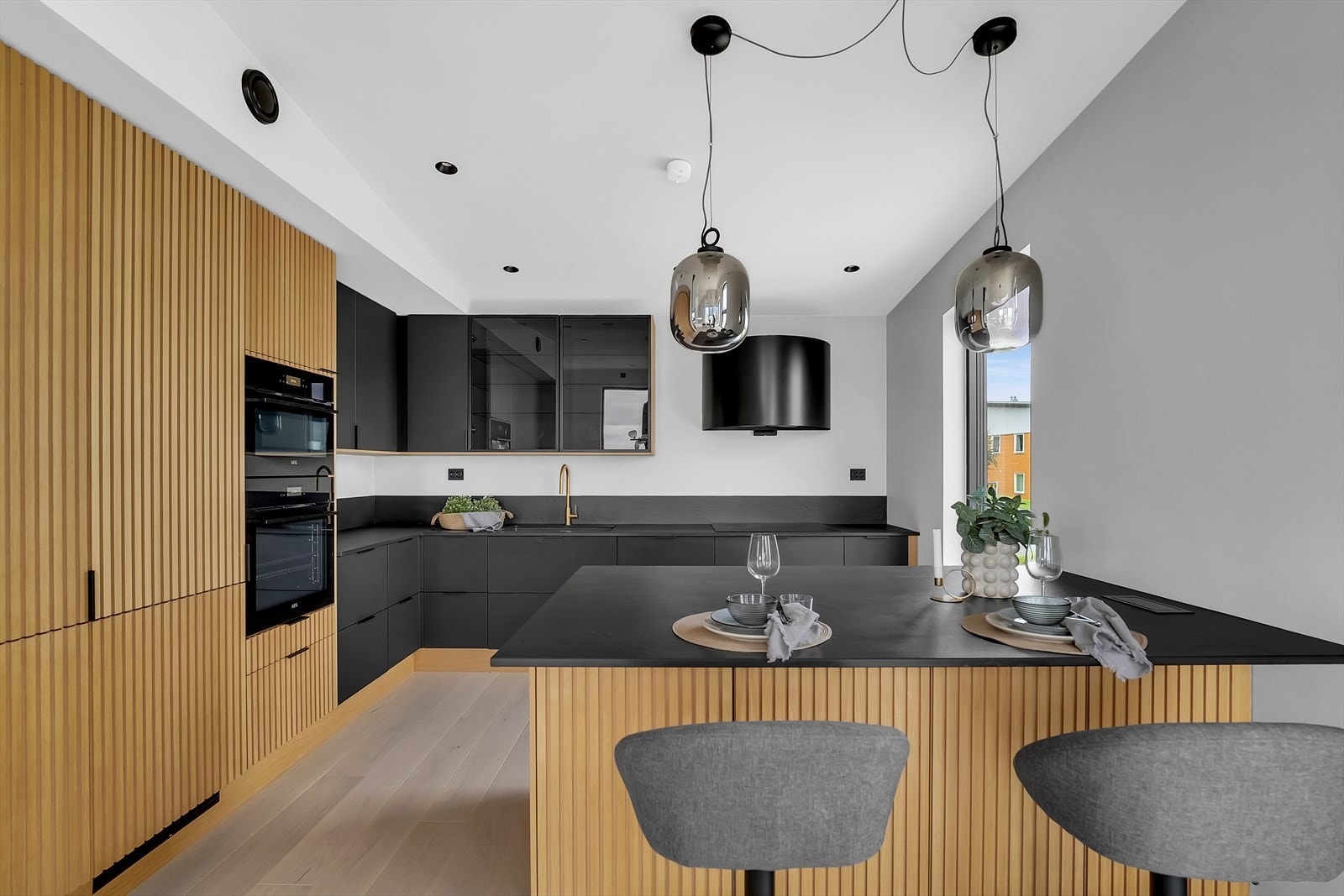 Integrerte hvitevarer og god skap- og benkeplass Galleribilde