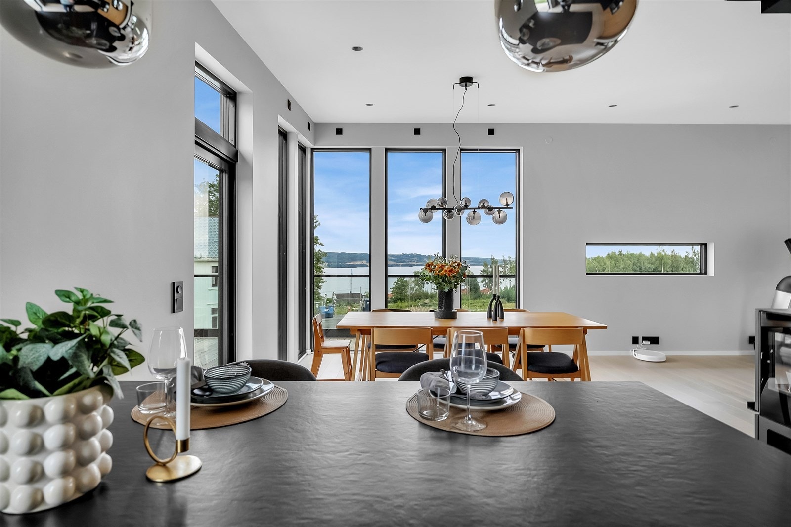 Nydelig utsikt fra nesten alle rom i huset Galleribilde