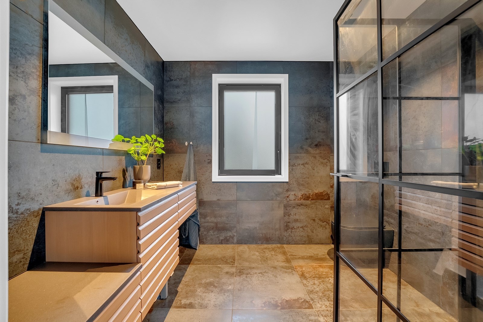 Delikat og påkostet bad med eksklusive fliser og innredning Galleribilde