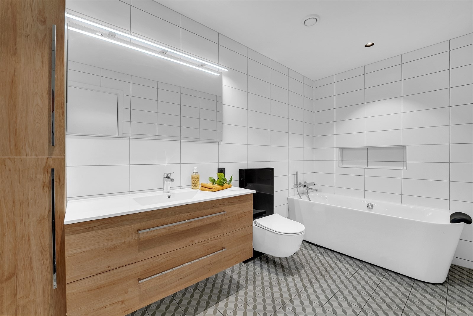 Stort flislagt bad i 1. etasje Galleribilde