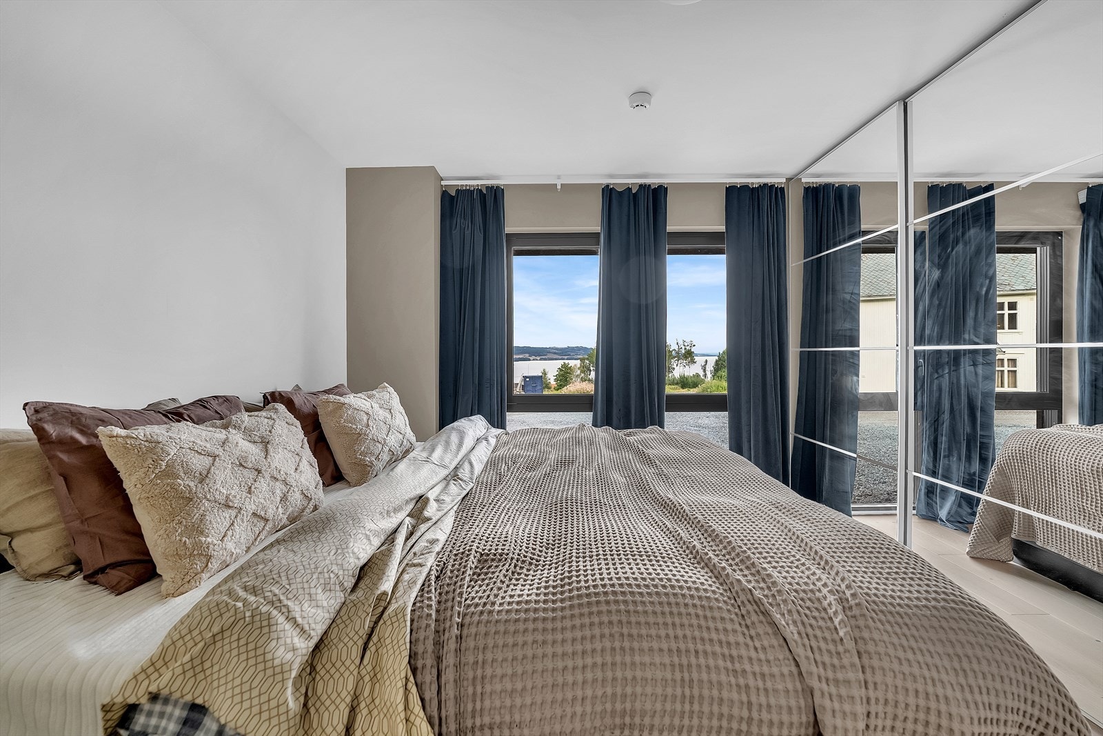 God plass til dobbeltseng og garderobeskap Galleribilde