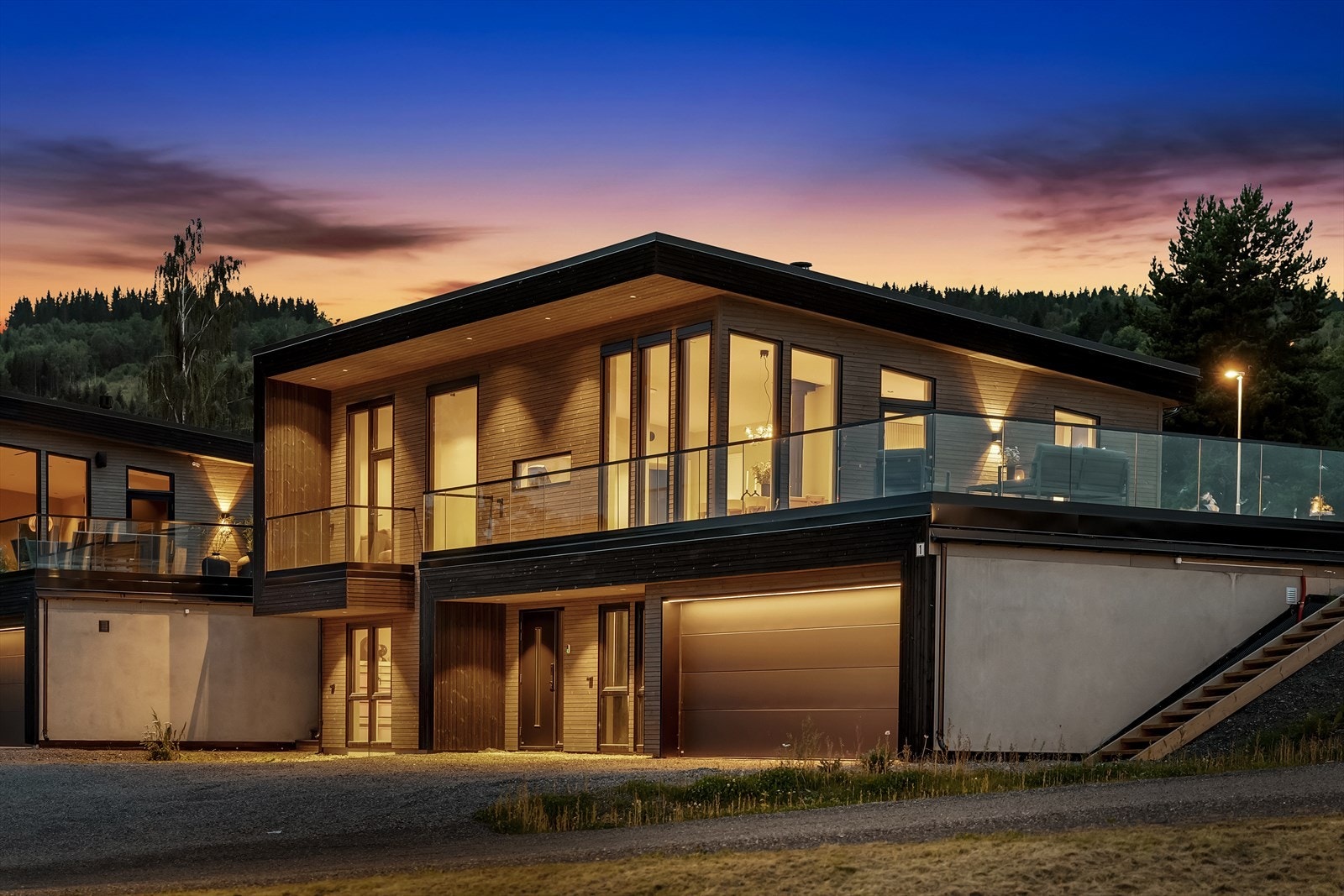 Storslått eiendom med utvendig belysning og integrert garasje Galleribilde