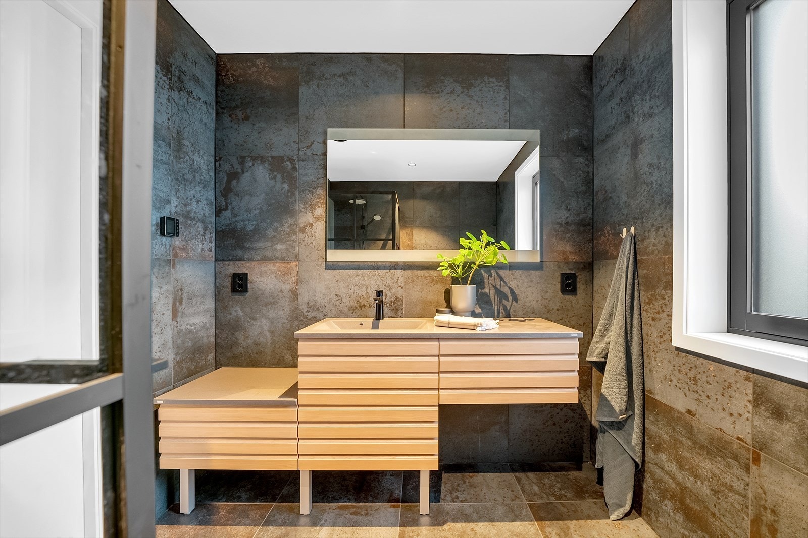 Servant med underskap og speil med lys Galleribilde