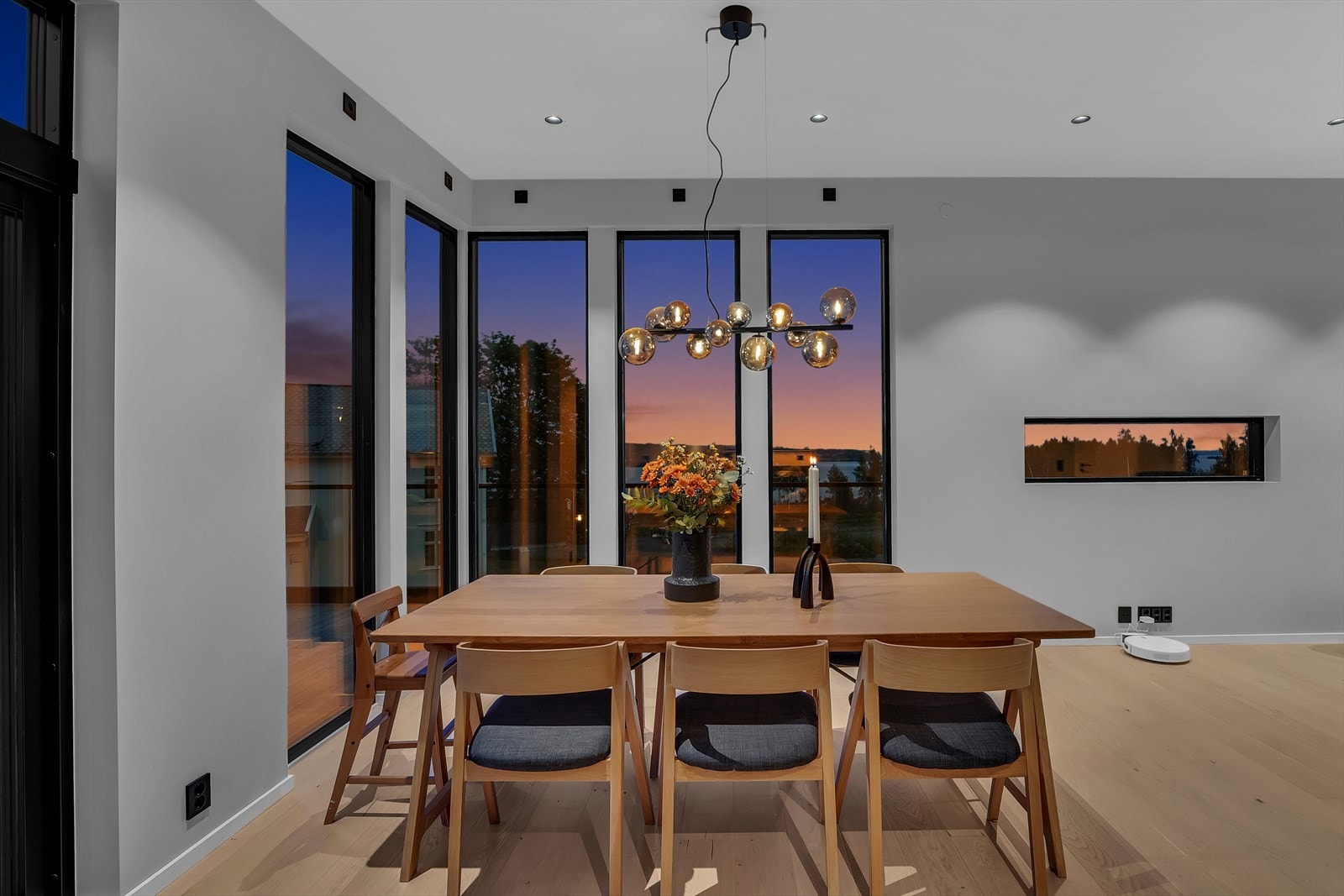 Perfekt plassering i spisestue i tilknytning til kjøkken og stue Galleribilde