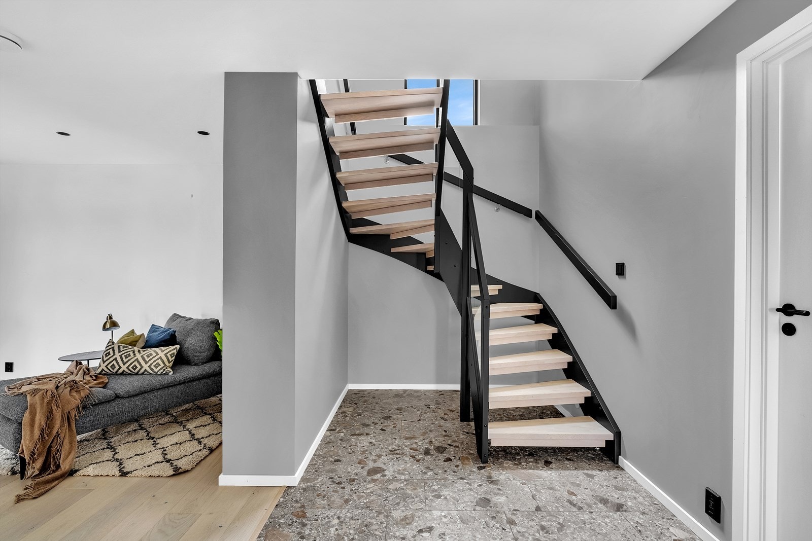 Lekre fliser og materialvalg er gjennomgående i hele boligen Galleribilde