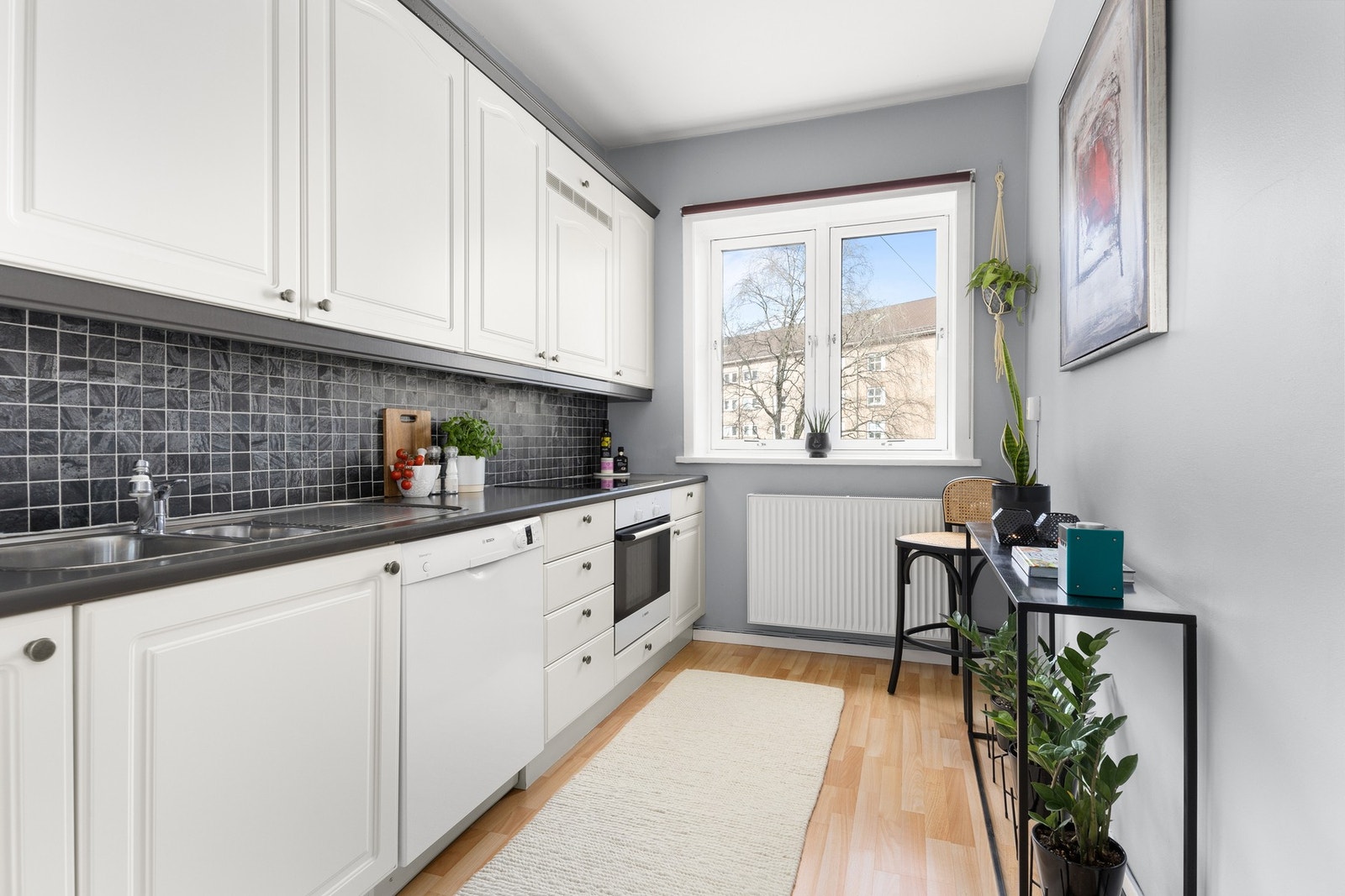 Kjøkkenet har en separat løsning fra stue med en pen og lys innredning. Galleribilde