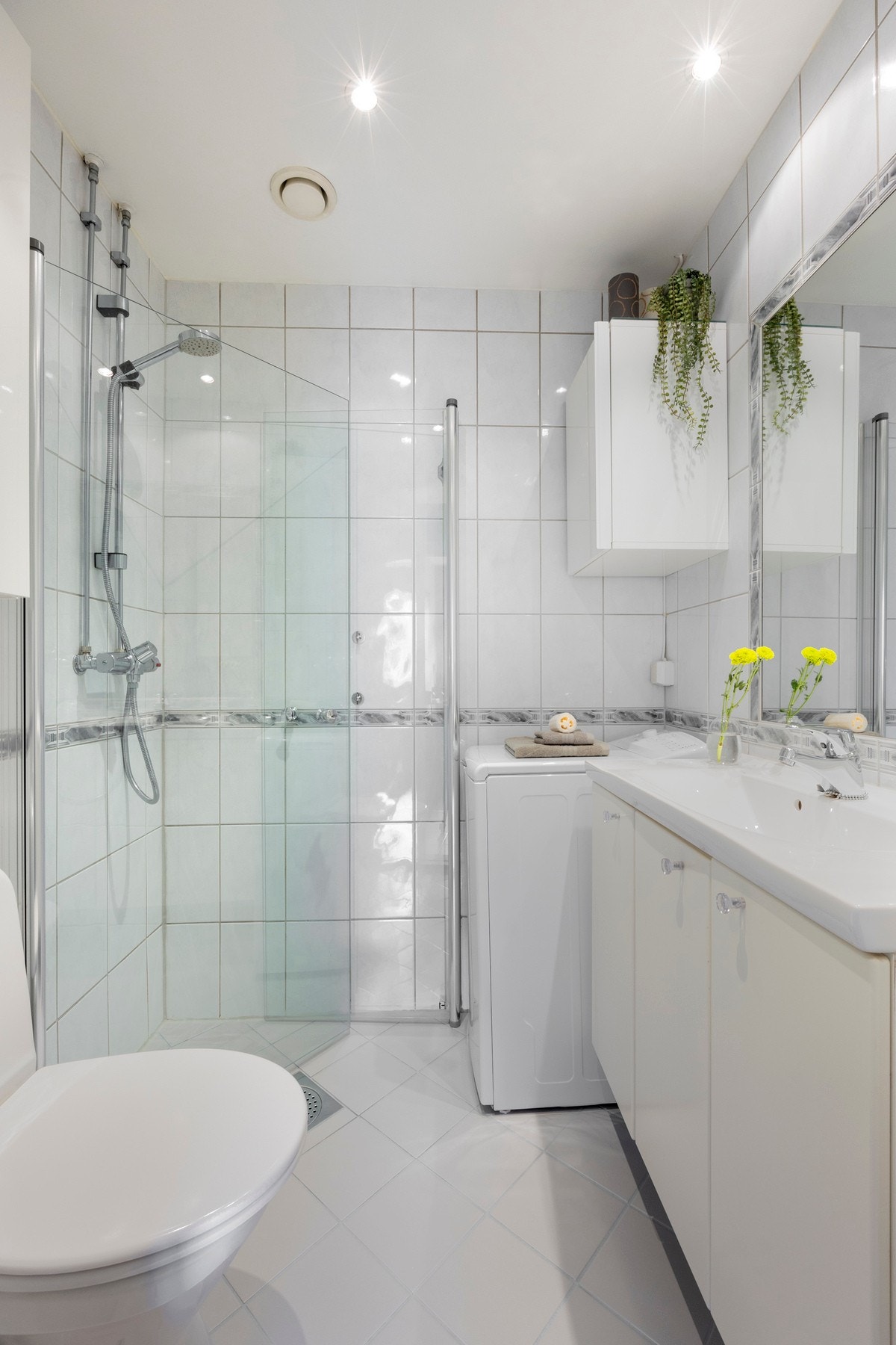 Det er varmekabler i gulv og opplegg for egen vaskemaskin, så her har du alt du trenger på baderommet! Galleribilde