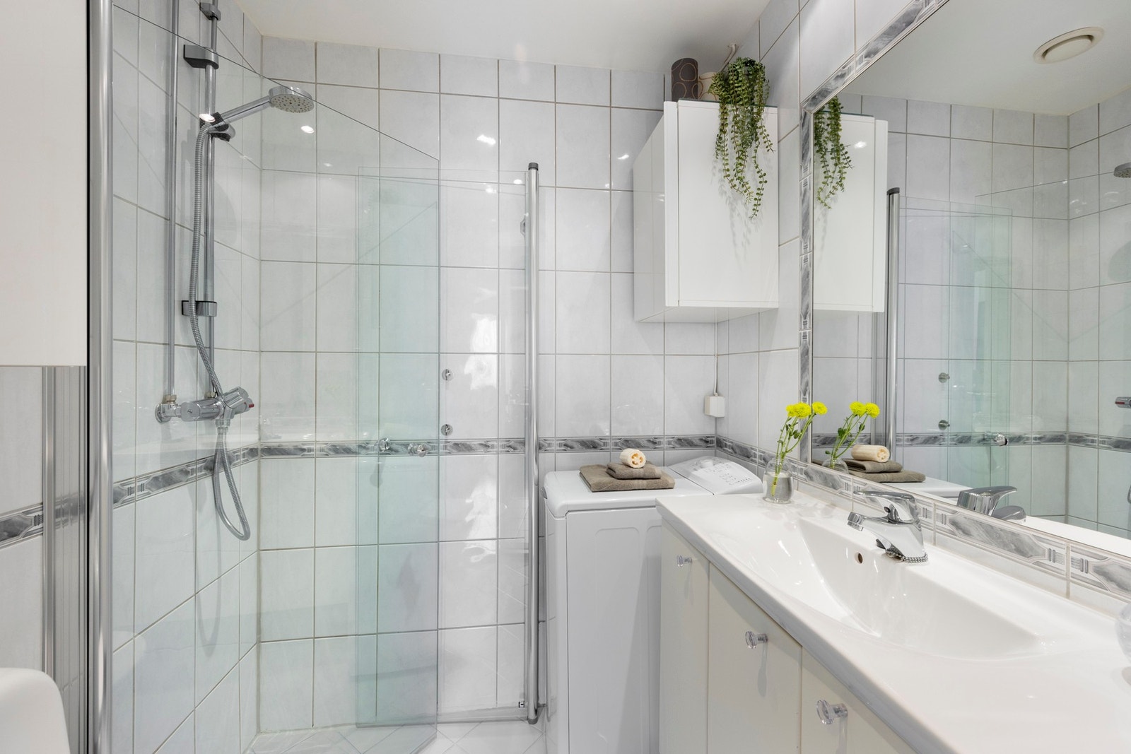 Flislagt baderom som er både tidløst og praktisk. Galleribilde