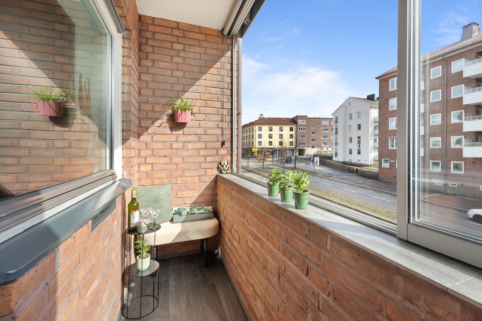 Fra stuen er det utgang til en herlig, innglasset balkong på 2,7 kvm. Galleribilde