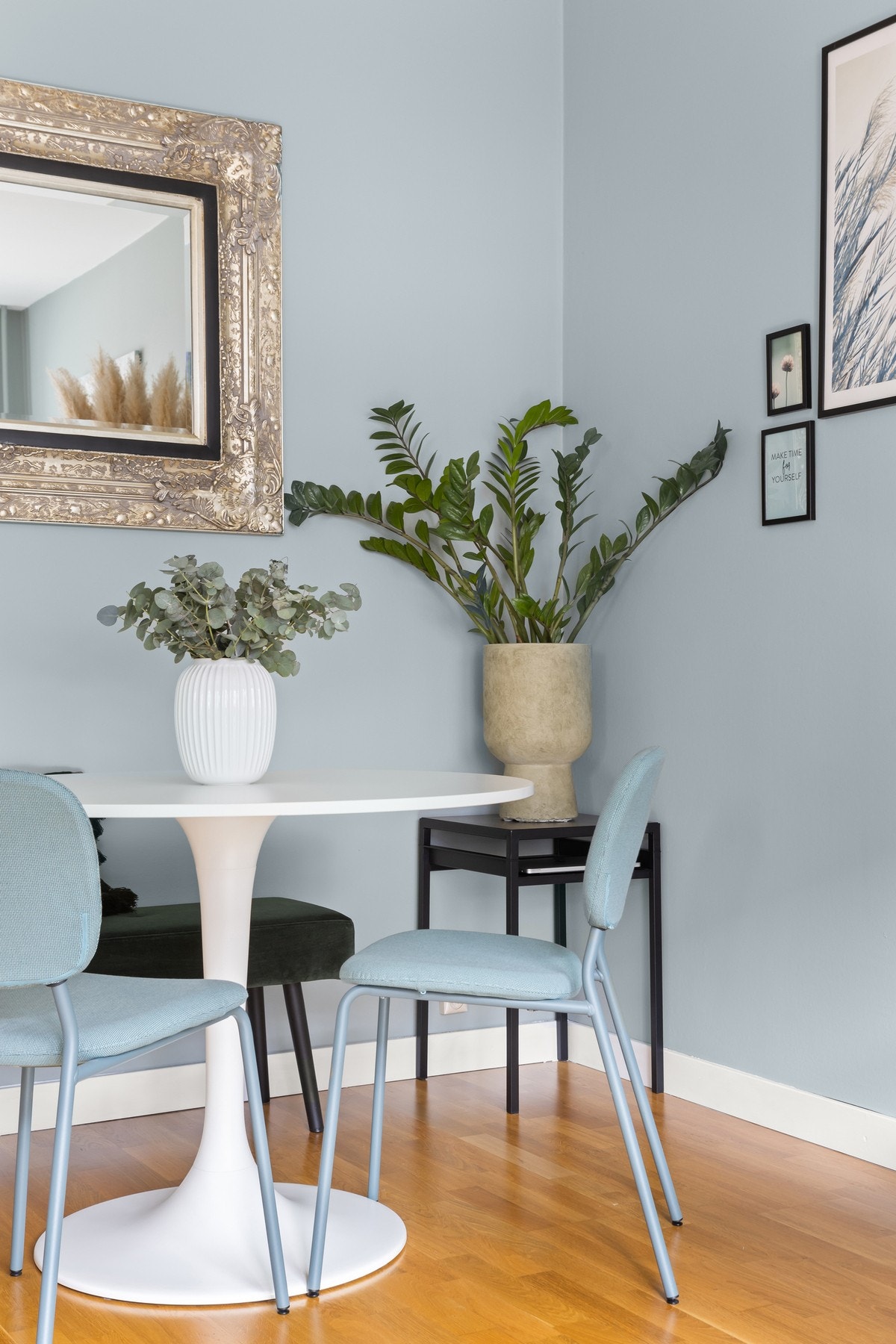 På gulvet er det lagt tre-stavs parkett. Galleribilde