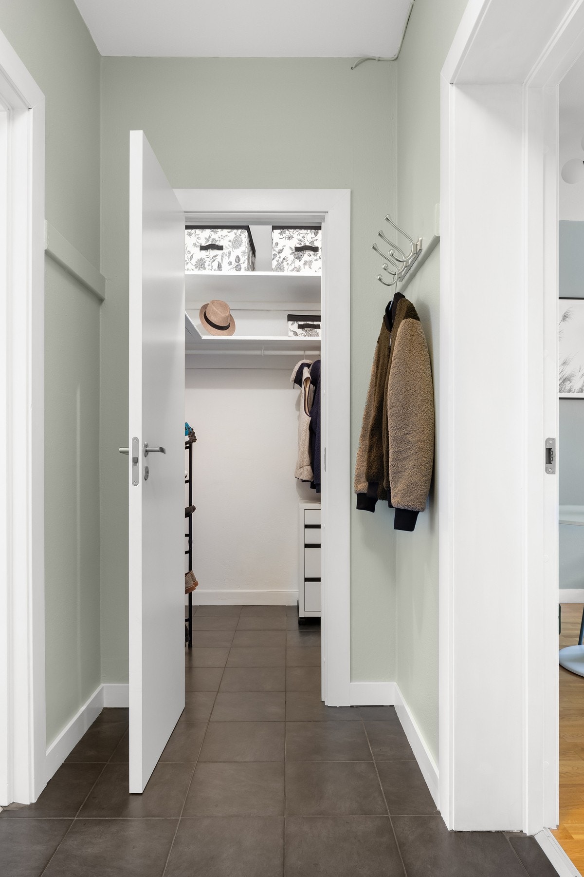 For ytterligere oppbevaringsplass er det adkomst til et praktisk kott. Galleribilde