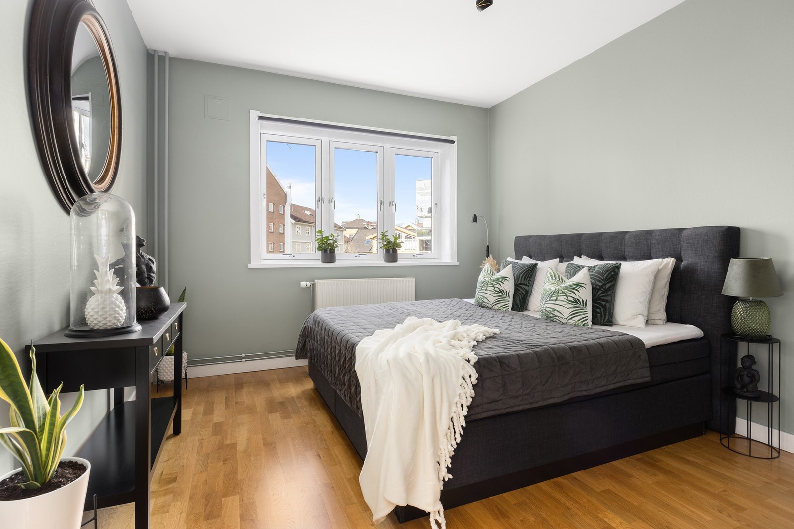 Romslig soverom med malte flater i en dus grønn-tone. Galleribilde