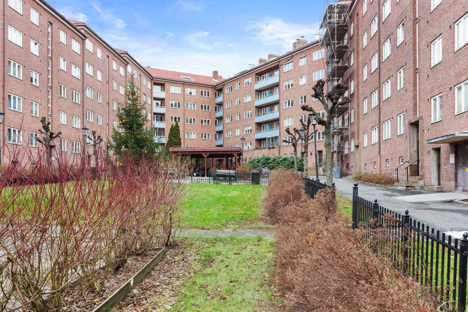 Borettslaget har et flott gårdsrom med muligheter for å leie dyrkekasser ved behov. Galleribilde