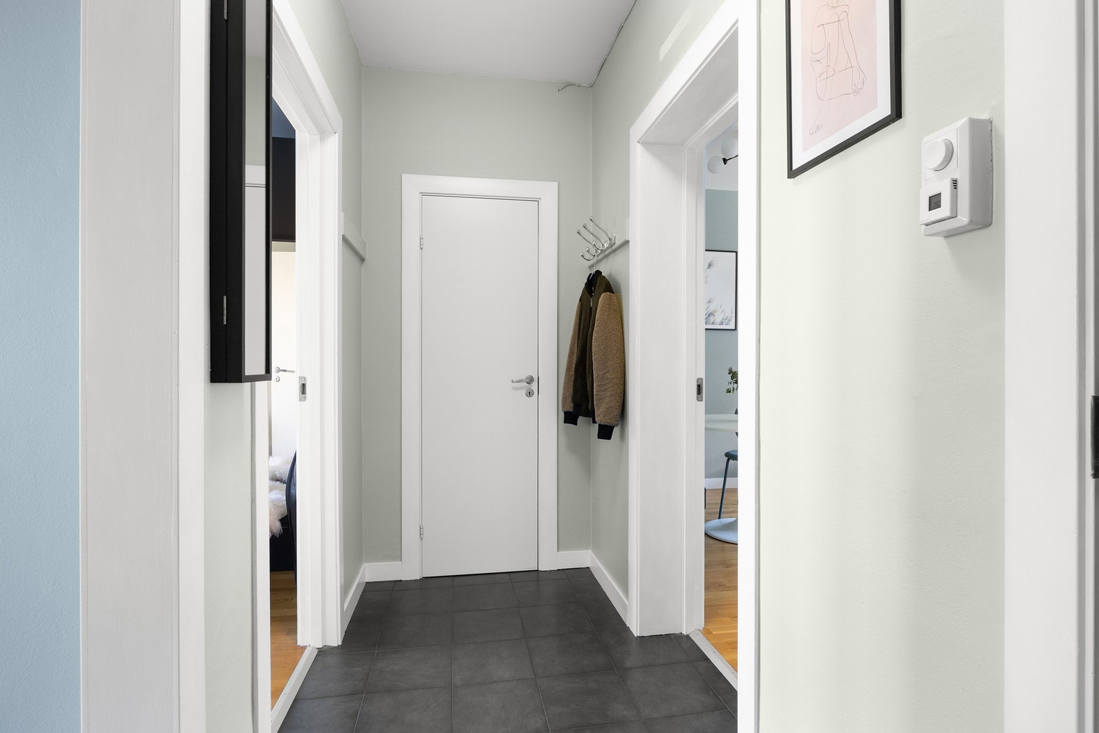 I gangen er det god plass til å henge fra seg yttertøy. Galleribilde