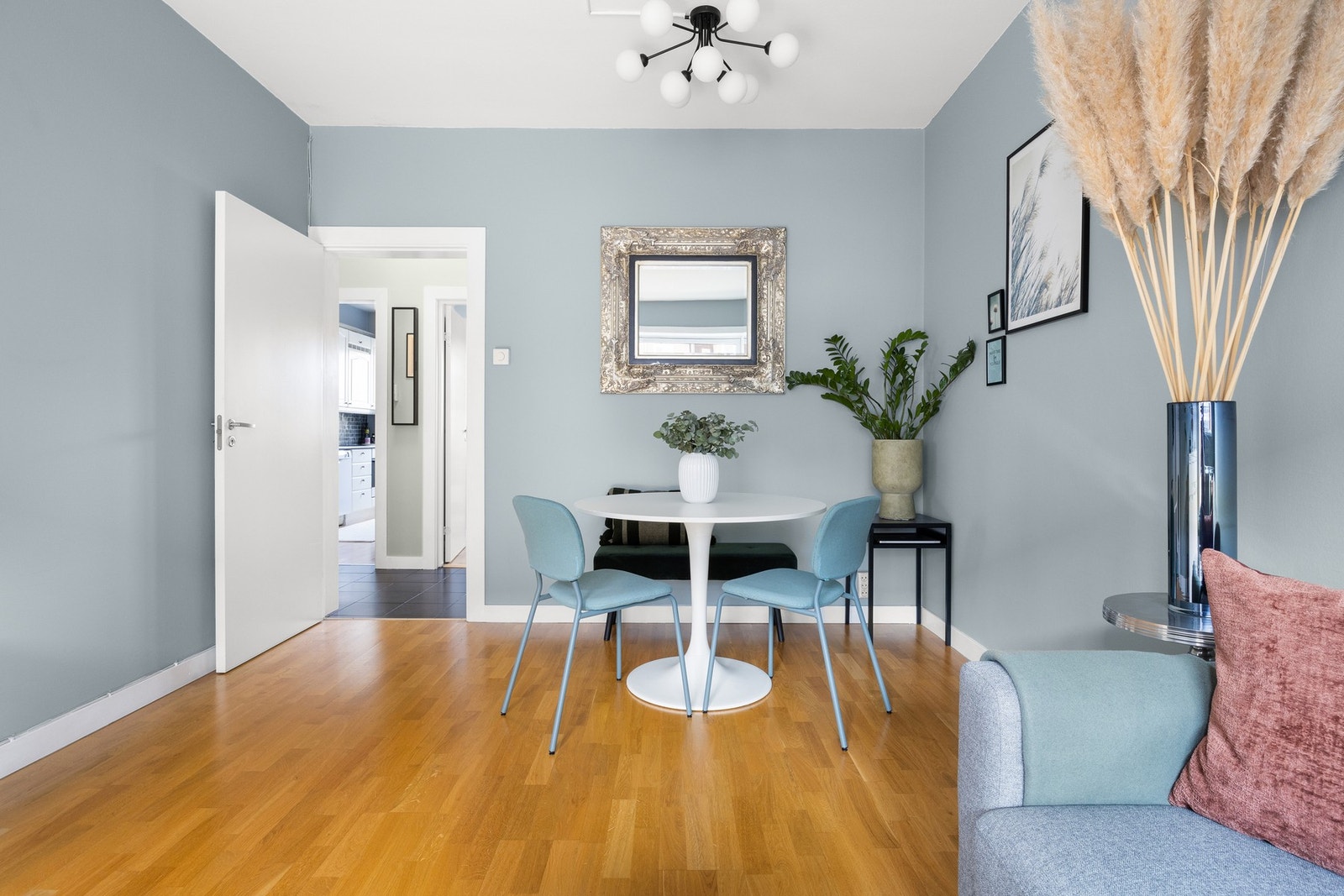 Oppvarming, varmtvann, kabel TV og fibernett er inkludert i felleskostnadene og bidrar til å redusere de månedlige kostnadene. Galleribilde