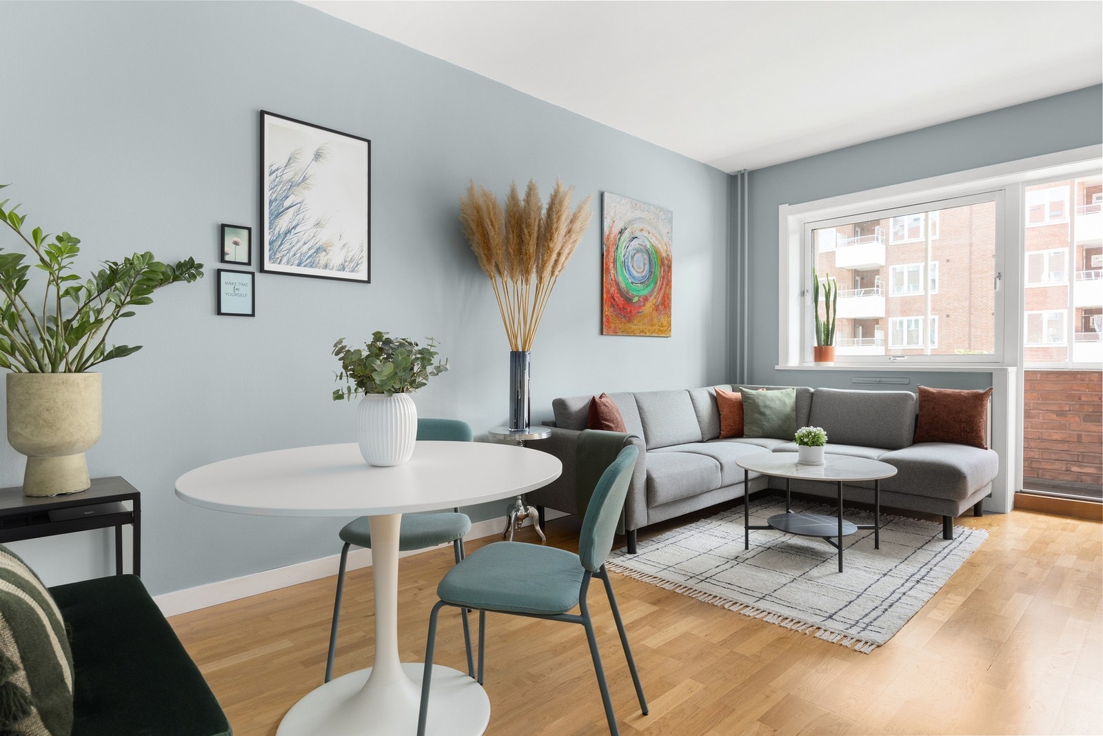 Delikat og lys stue som er malt i et tidsriktig fargevalg. Galleribilde