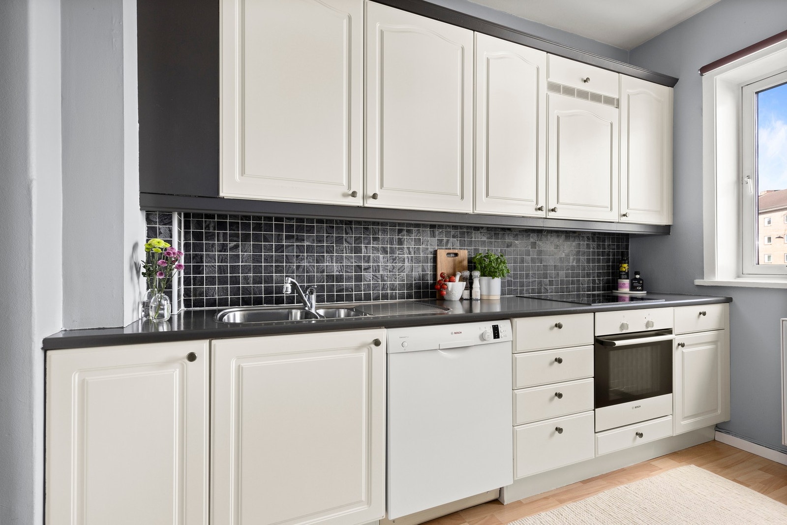 Over benkeplaten er det fliser som sørger for en enklere rengjøring. Under overskapene er det belysning. Galleribilde