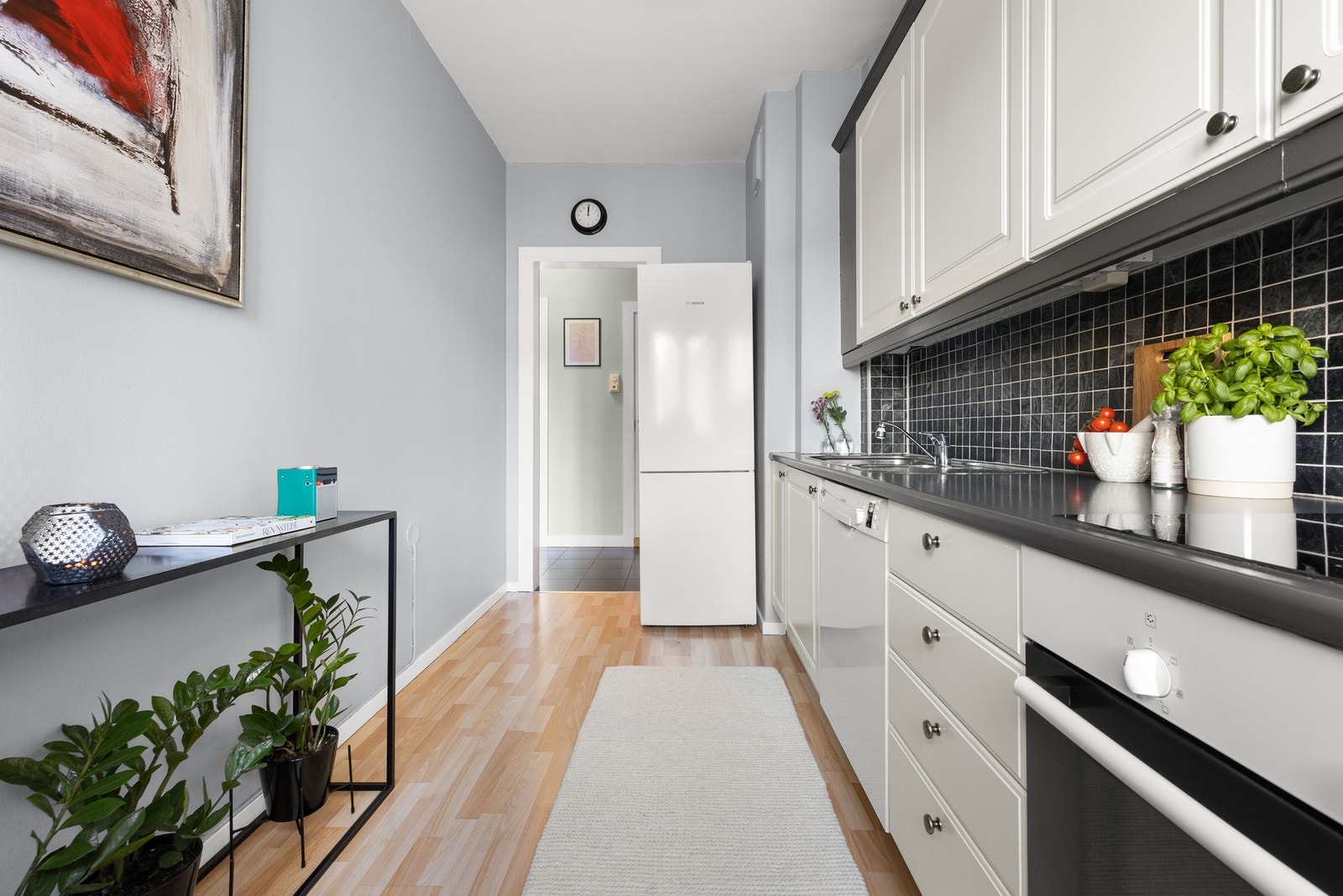 Hvitevarene som frittstående komfyr, oppvaskmaskin og kjøleskap med fryser er fra 2012 og medfølger handelen. Galleribilde