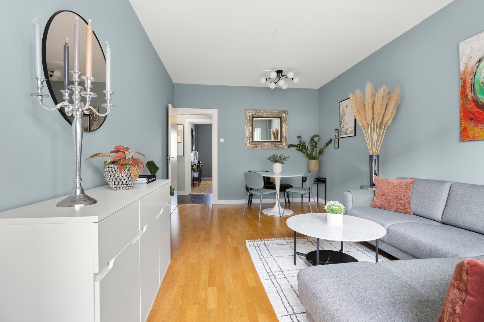 Stuen er enkel å møblere og du har god plass til både sofagruppe, spisebord og TV med tilhørende møblement. Galleribilde