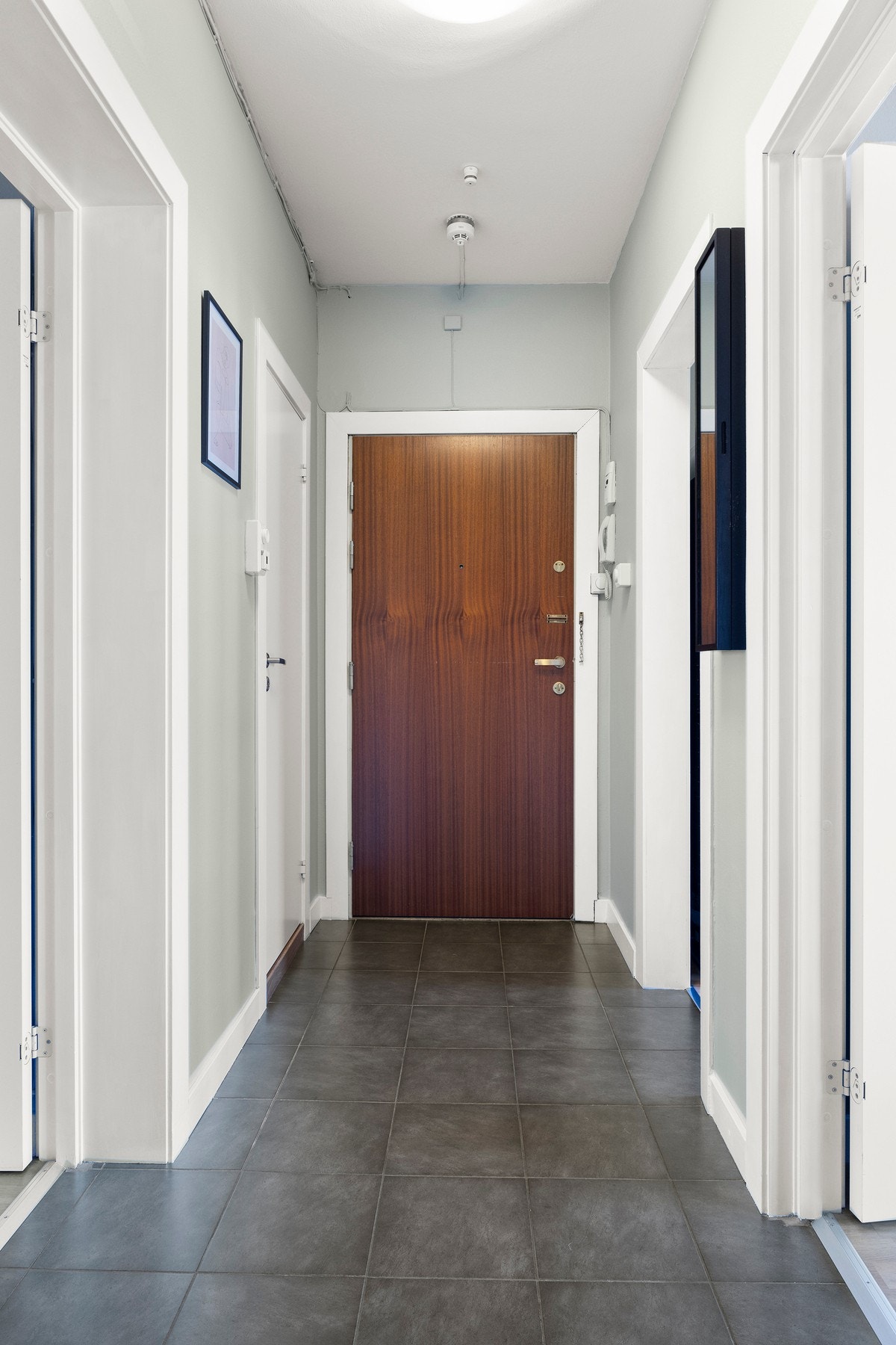 Når du kommer inn i boligen, er det første du møter en lys entré. Galleribilde