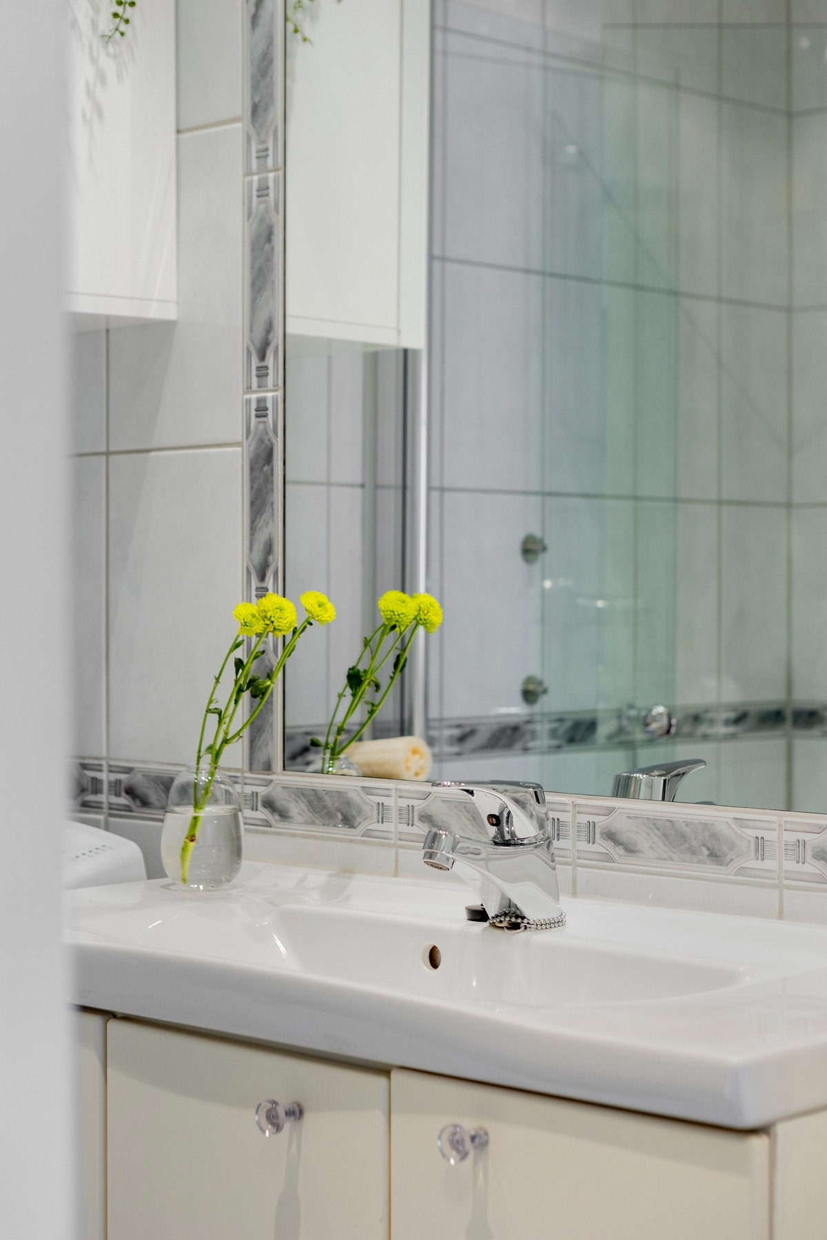 Himlingen er nedsenket med downlights som sørger for en subtil og jevn belysning. Galleribilde