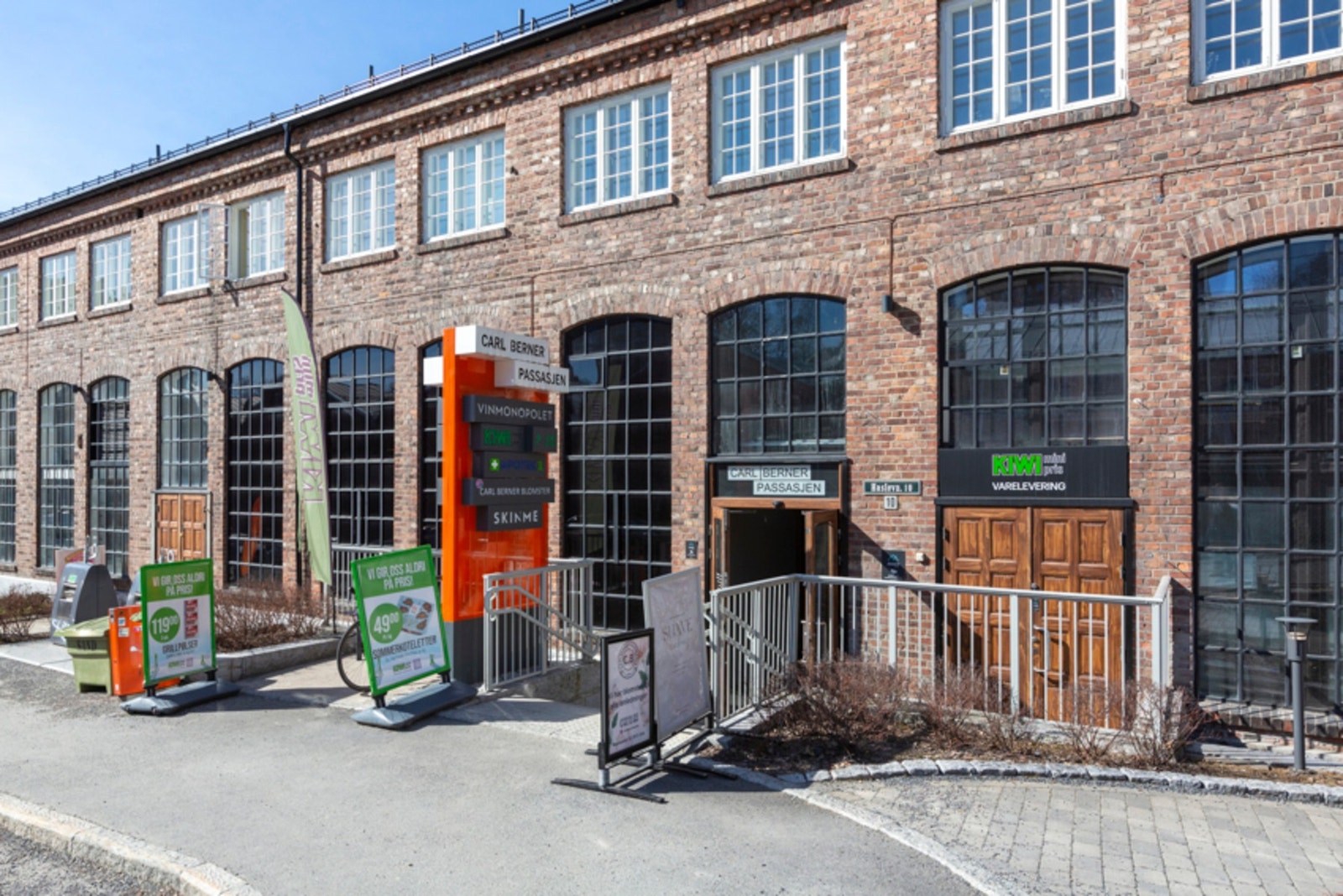 Carl Berner Passasjen med bl.a. vinmonopol, matbutikk, apotek, kafé, blomster og skjønnhetssalonger. Galleribilde