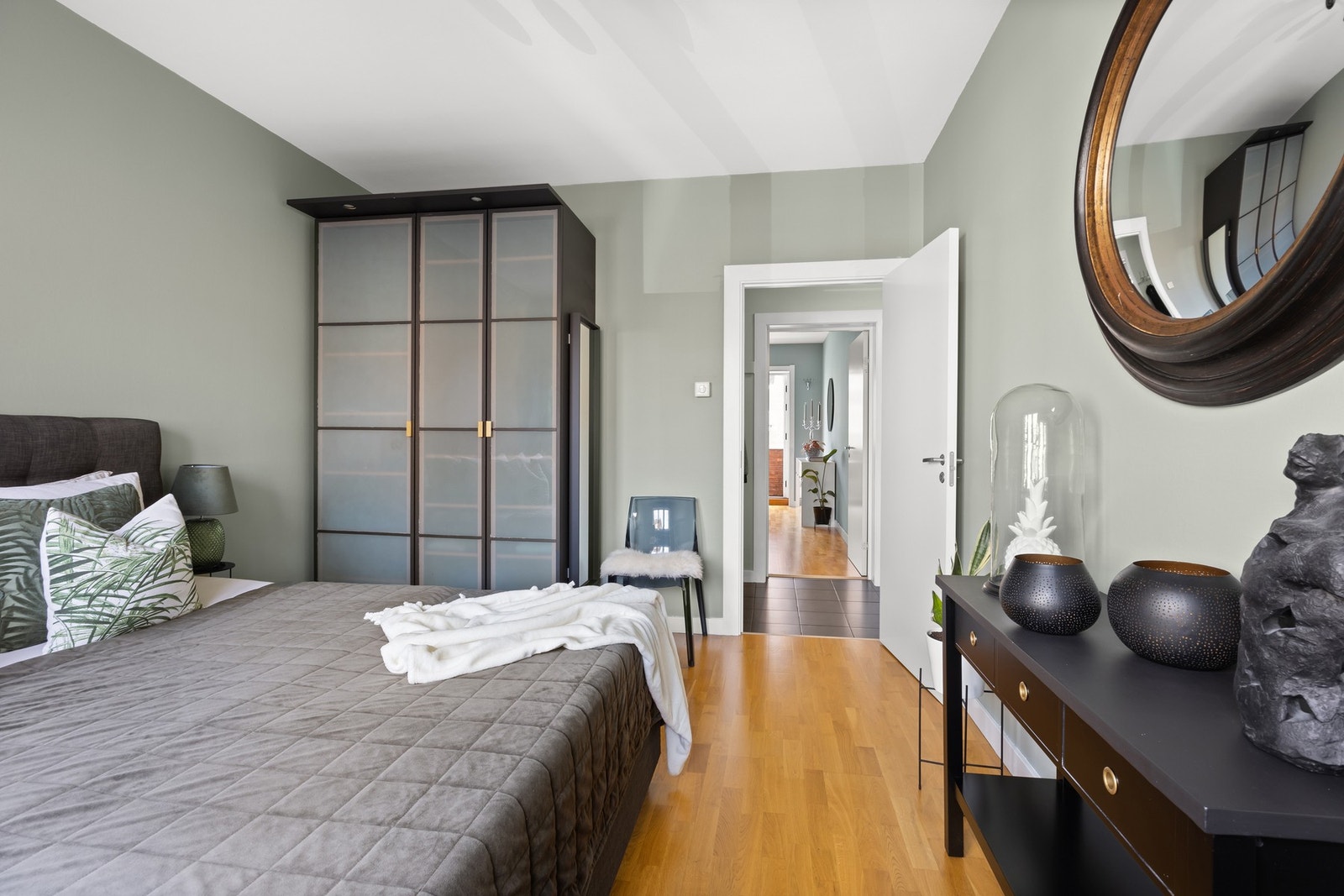 Soverommet har god plass til dobbeltseng, nattbord og øvrig møblement. Galleribilde