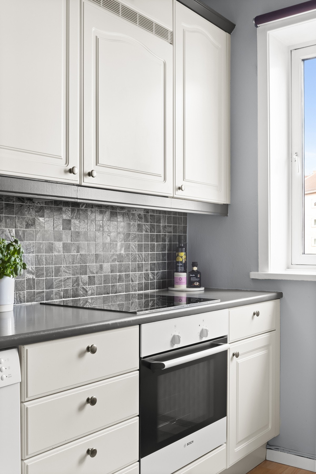 Innredningen har profilerte fronter i hvit utførelse og malt laminert benkeplate. Galleribilde