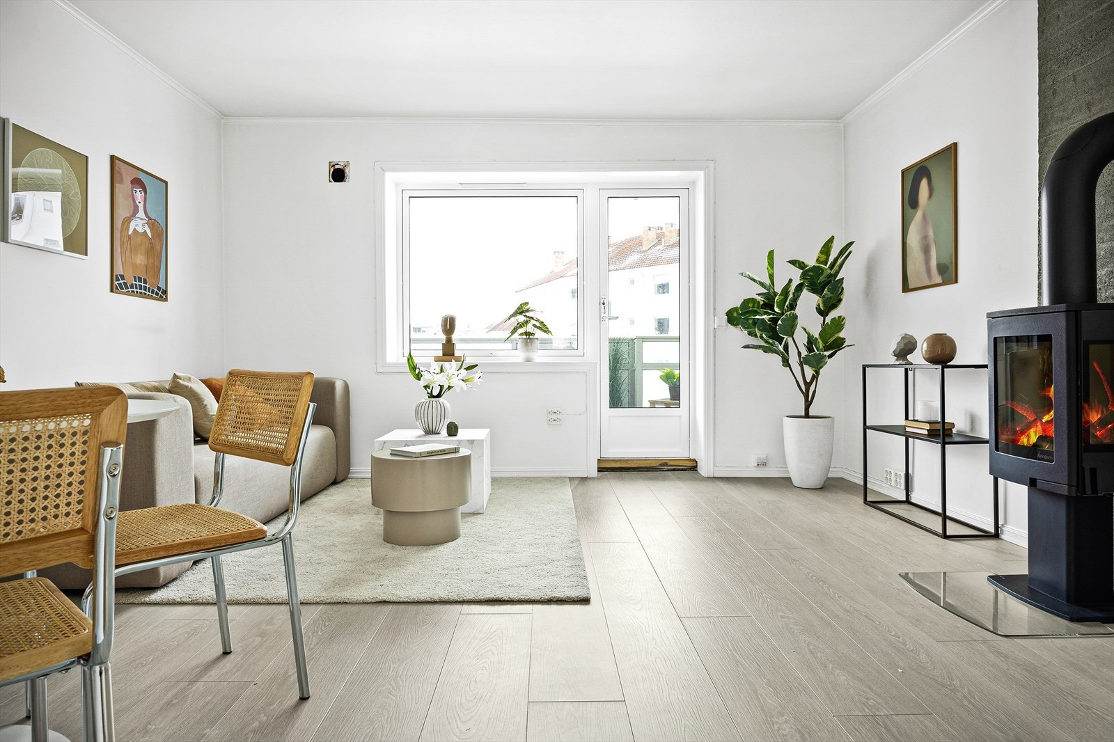 Åpen og lys stue med plass til både romslig sofaseksjon og romslig spisebord. Galleribilde