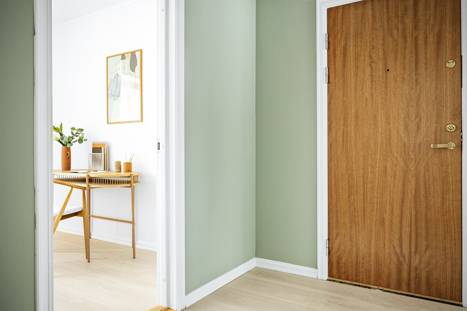 Stor entré med parkett på gulv. Galleribilde