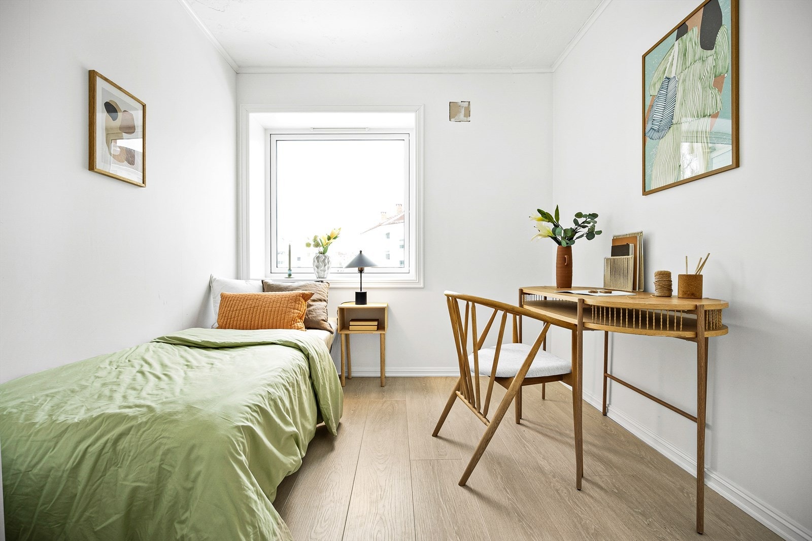 Romslig soverom 2 med plass til seng, garderobeskap og skrivebord etc. Galleribilde