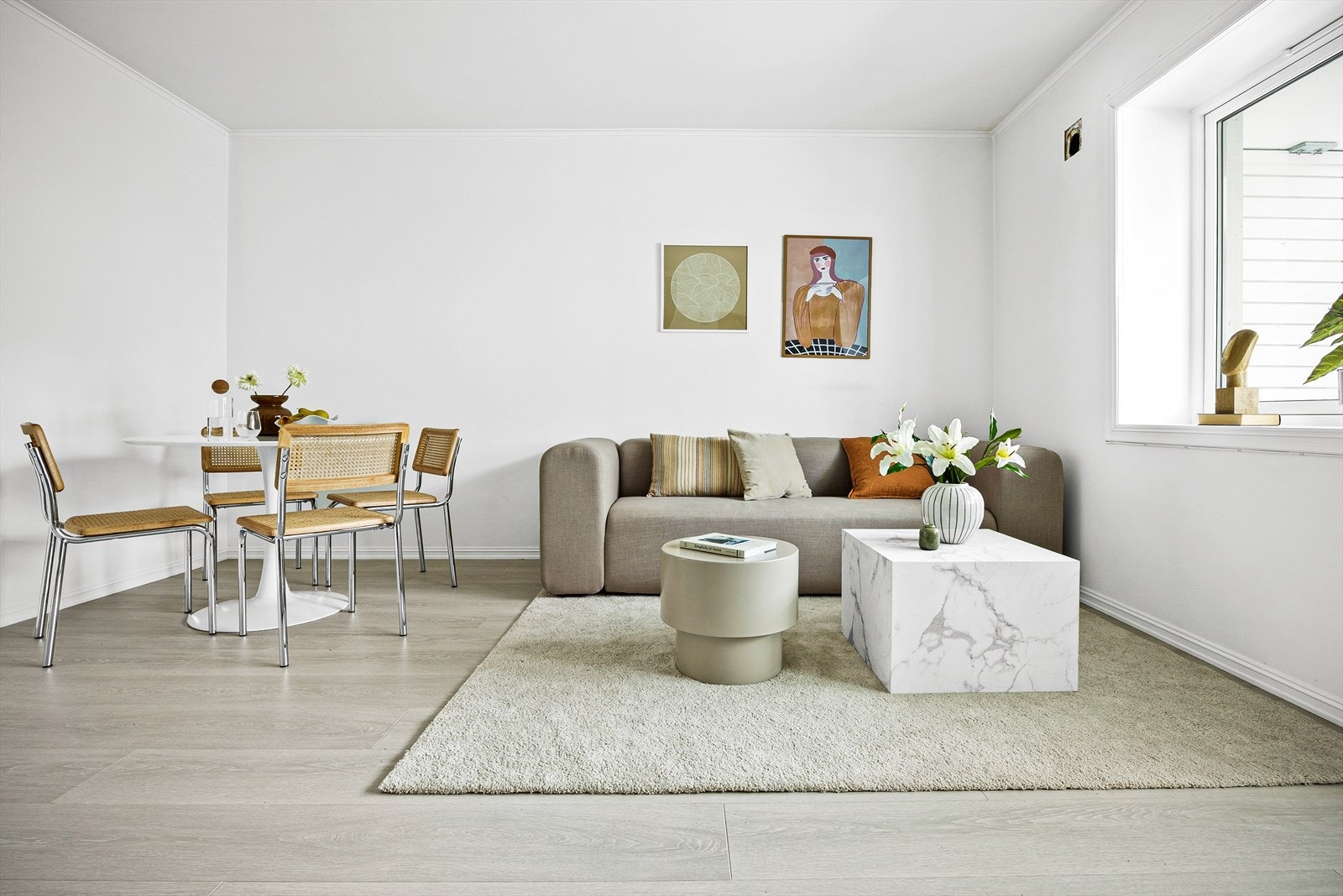 Det er plass til både sofa og spisebord. Galleribilde